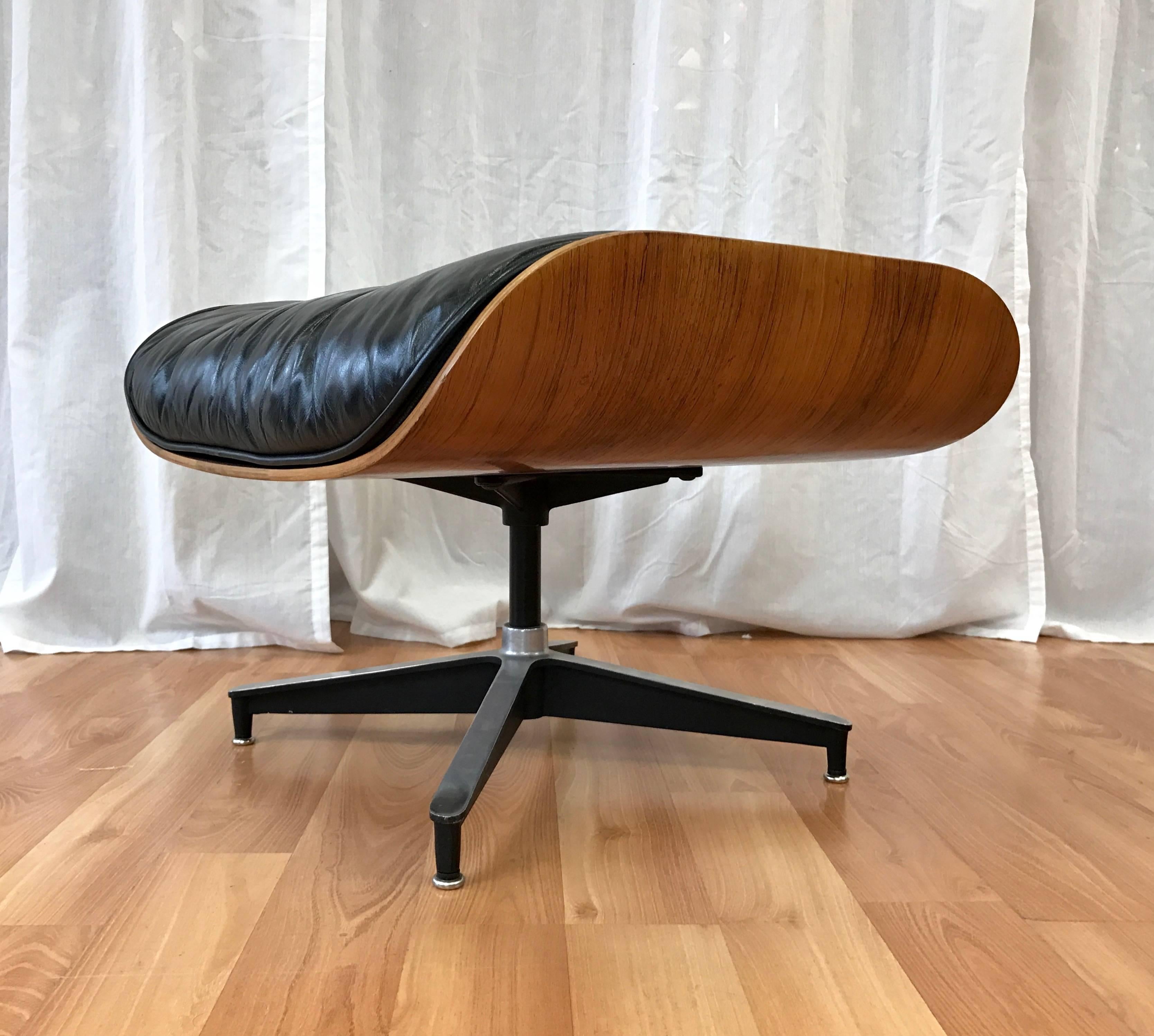 Vintage Eames Model 670 Lounge Chair & Ottoman in Rosewood and Black Leather In Good Condition In San Francisco, CA