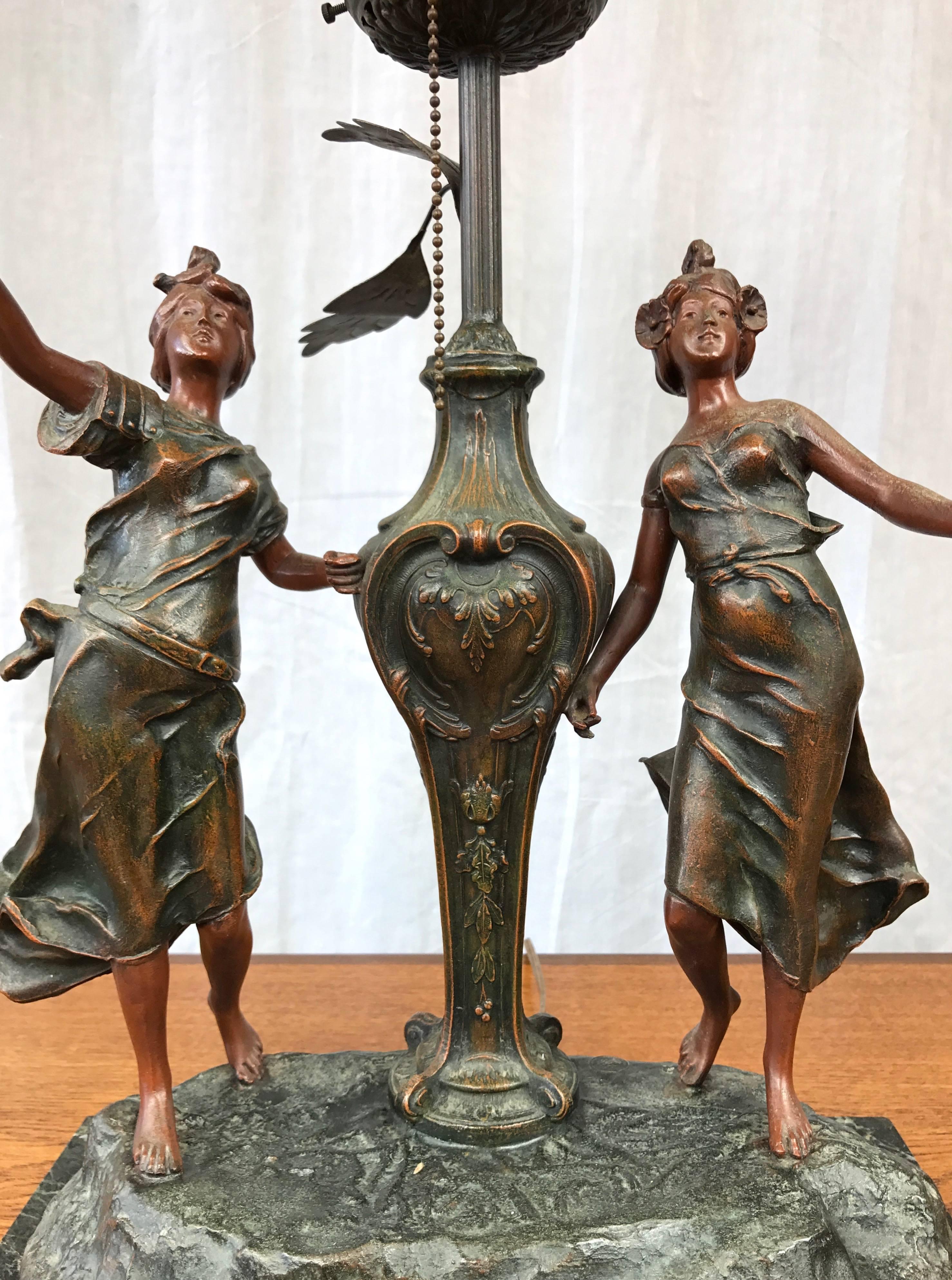 Eine seltene signierte französische figurale Jugendstil-Tischlampe aus Gusseisen mit Glasschirm und Marmorbühne, in der Art von L & F Moreau, Julien Caussée oder Ernest Rancoulet hergestellt.

Die ausdrucksstarken und überschwänglichen weiblichen