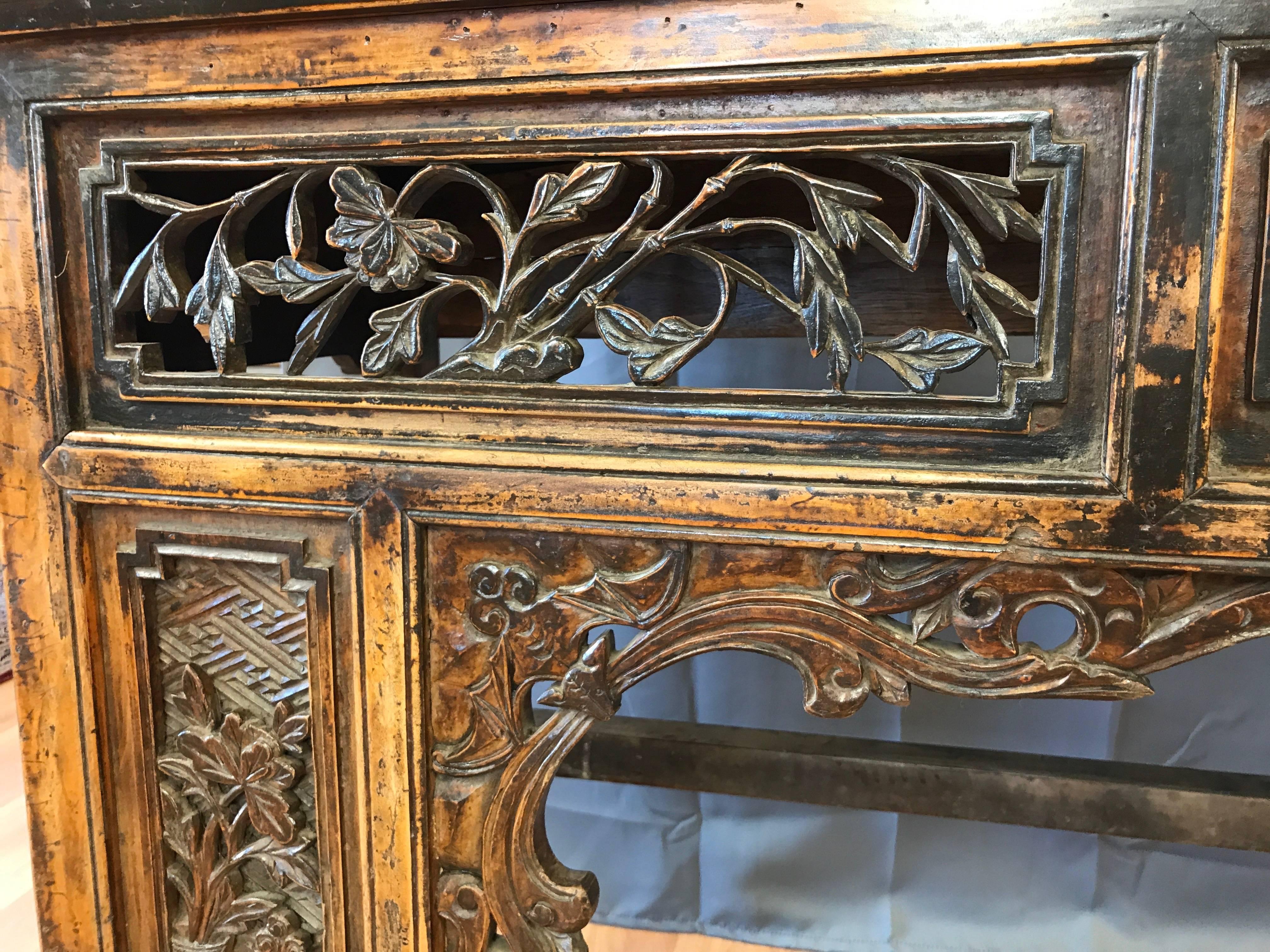 Exquisitely Carved Chinese Qing Dynasty Altar Table In Good Condition In San Francisco, CA