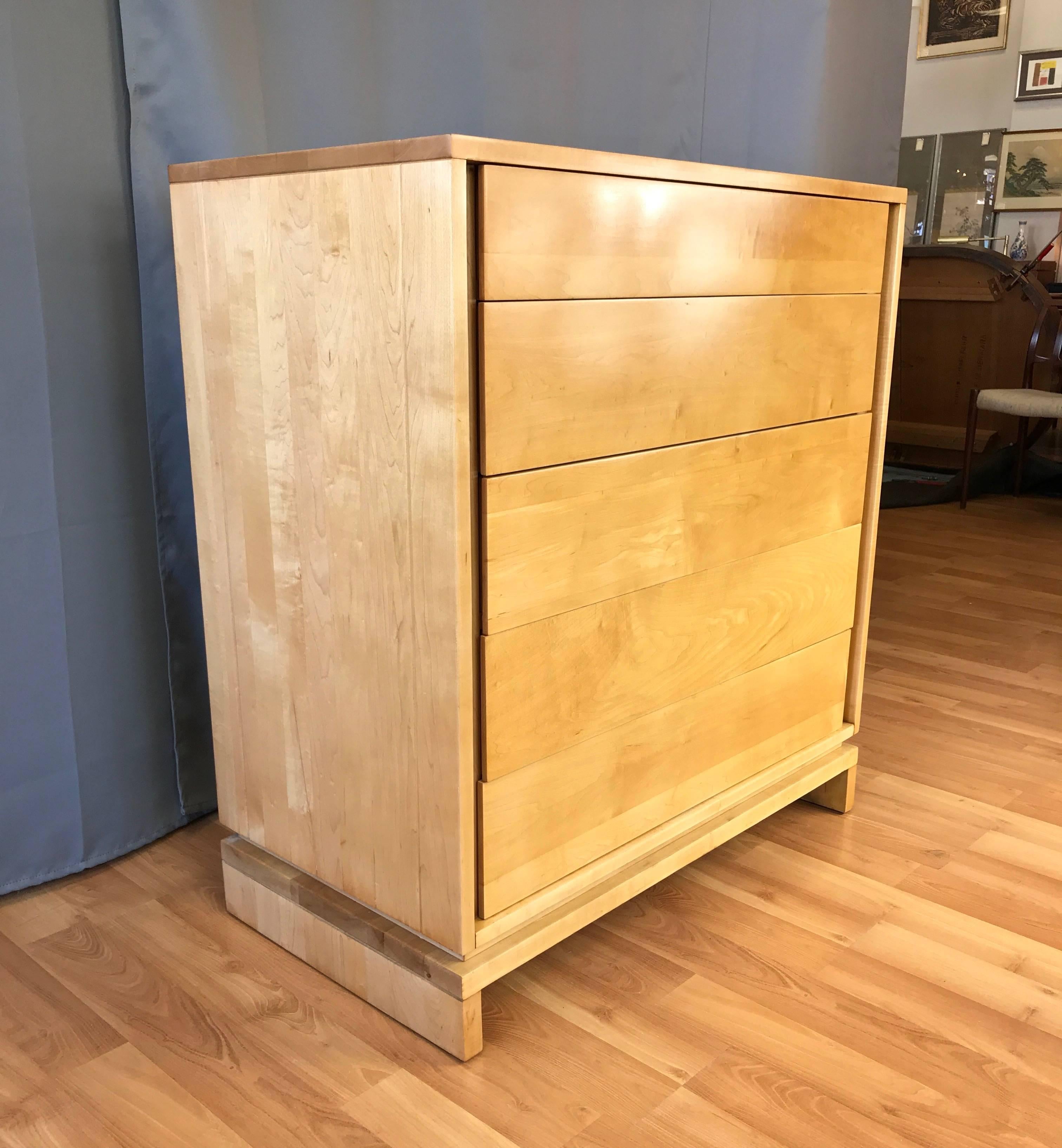 A 1950s birch Model 2004 chest of drawers or dresser designed by Van Keppel & Green for Brown Saltman.

Crafted out of birch with a beautiful tone and subtle figure. Five drawers, with pulls along either edge which presents a clean, minimalist