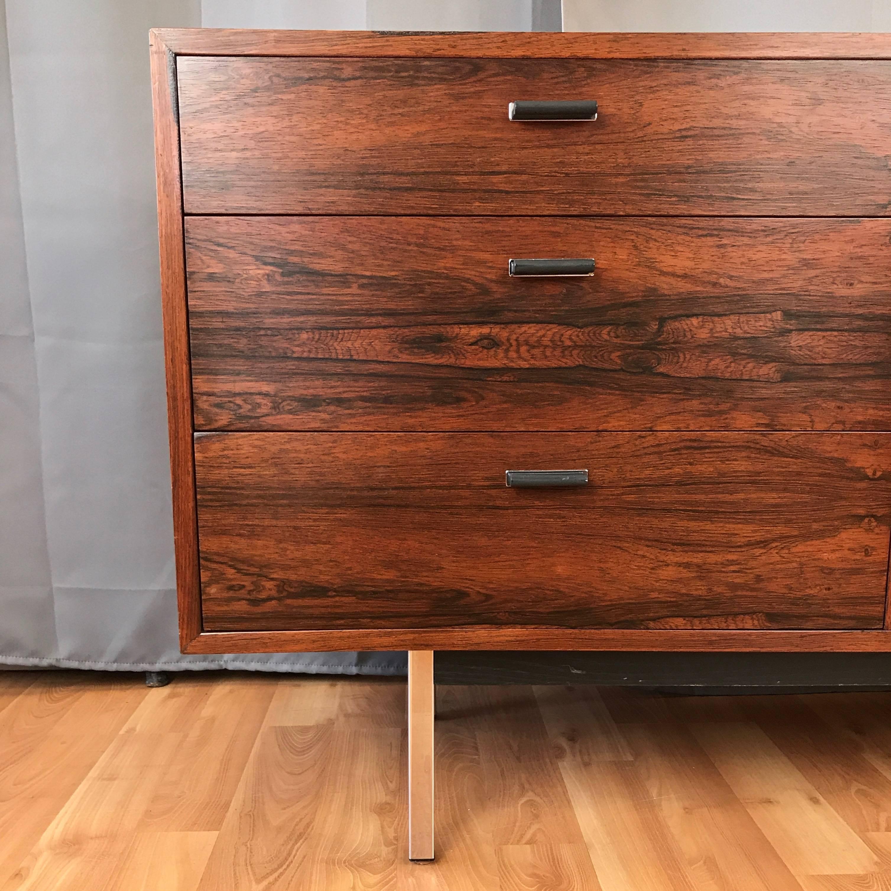 An exceptionally handsome and expansive midcentury nine-drawer rosewood dresser in the style of Harvey Probber.

Clean lines and nicely figured book matched veneer throughout. Crisp grain pattern running uninterrupted across the top is especially