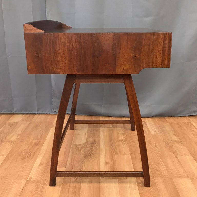 winziger einzigartiger schreibtisch schublade brownsaltman midcentury modern kleiner schreibtisch aus walnuss winziger einzigartiger schreibtisch schublade brownsaltman midcentury modern kleiner schreibtisch aus walnuss