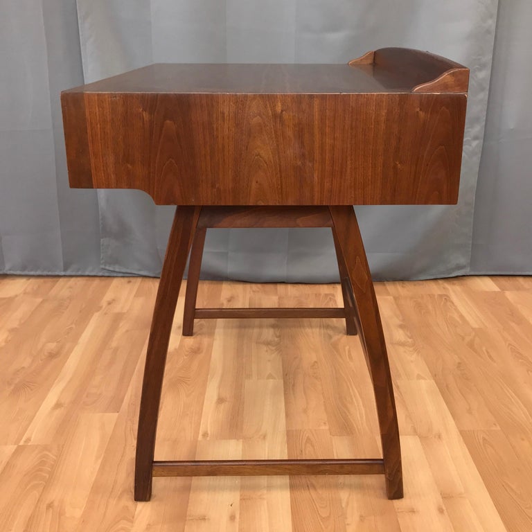 winziger einzigartiger schreibtisch schublade brownsaltman midcentury modern kleiner schreibtisch aus walnuss winziger einzigartiger schreibtisch schublade brownsaltman midcentury modern kleiner schreibtisch aus walnuss