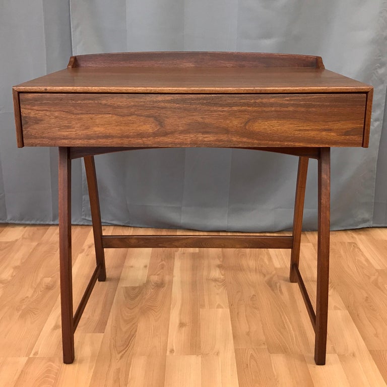 winziger einzigartiger schreibtisch wohnzimmer brownsaltman midcentury modern kleiner schreibtisch aus walnuss winziger einzigartiger schreibtisch wohnzimmer brownsaltman midcentury modern kleiner schreibtisch aus walnuss