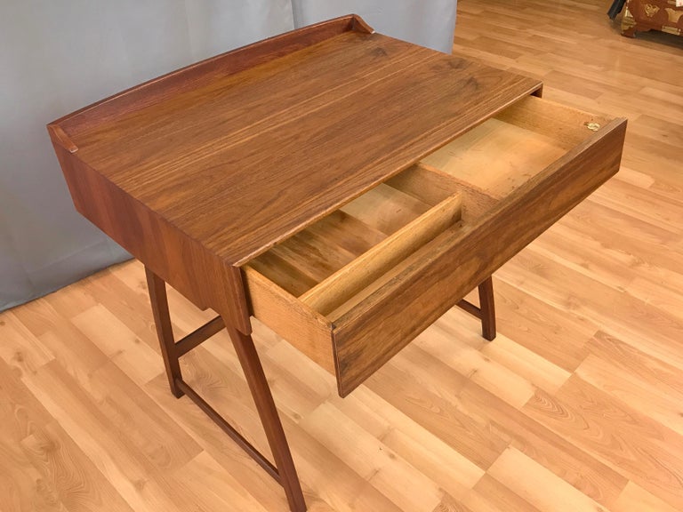 winziger einzigartiger schreibtisch schreibtisch bürotisch brownsaltman midcentury modern kleiner schreibtisch aus walnuss winziger einzigartiger schreibtisch schreibtisch bürotisch brownsaltman midcentury modern kleiner schreibtisch aus walnuss