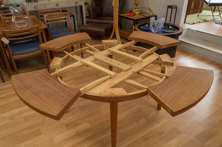 Dyrlund Round Danish Modern Lotus Teak Table In Good Condition In San Francisco, CA