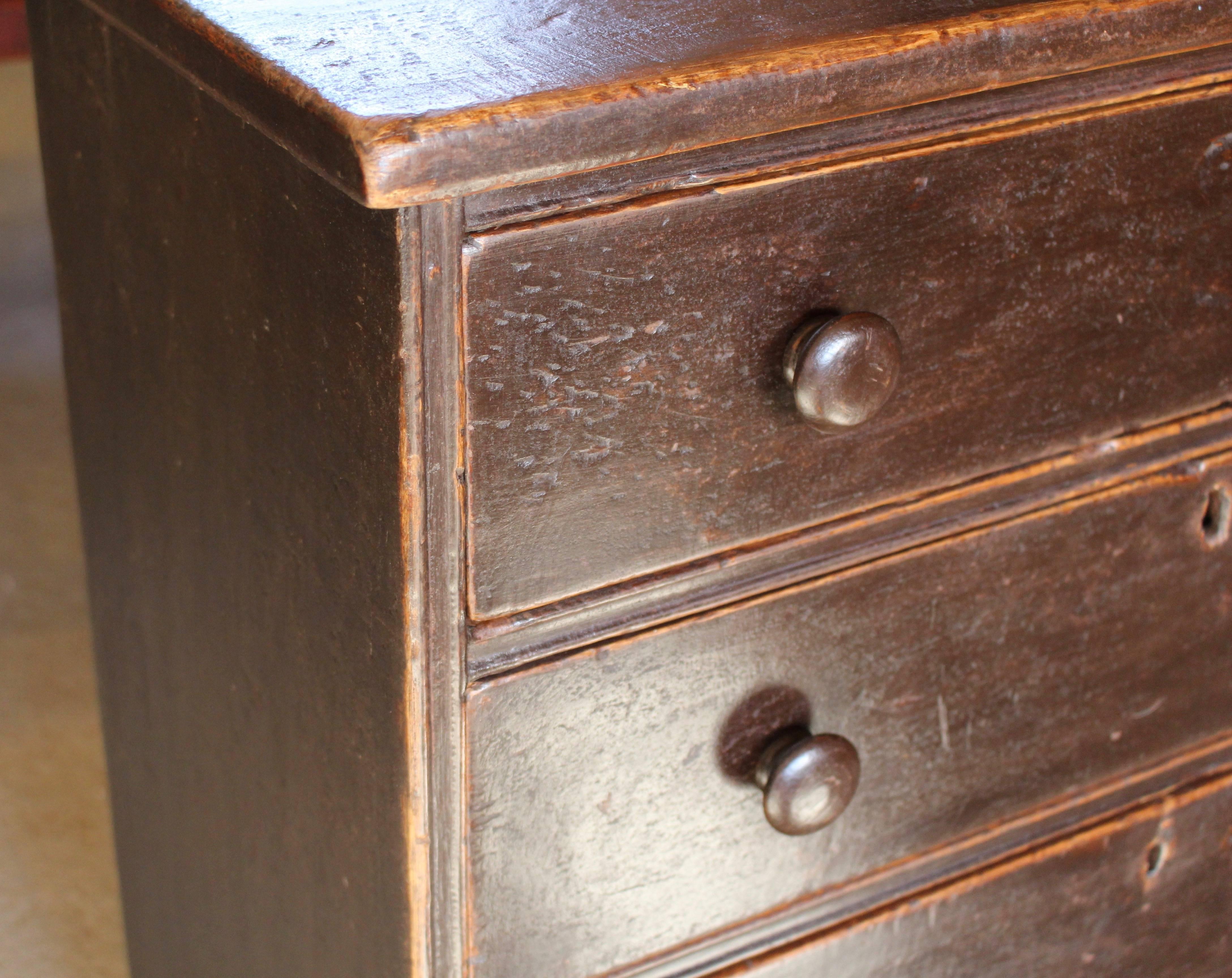 Small Chest of Drawers In Good Condition For Sale In Woodbury, CT