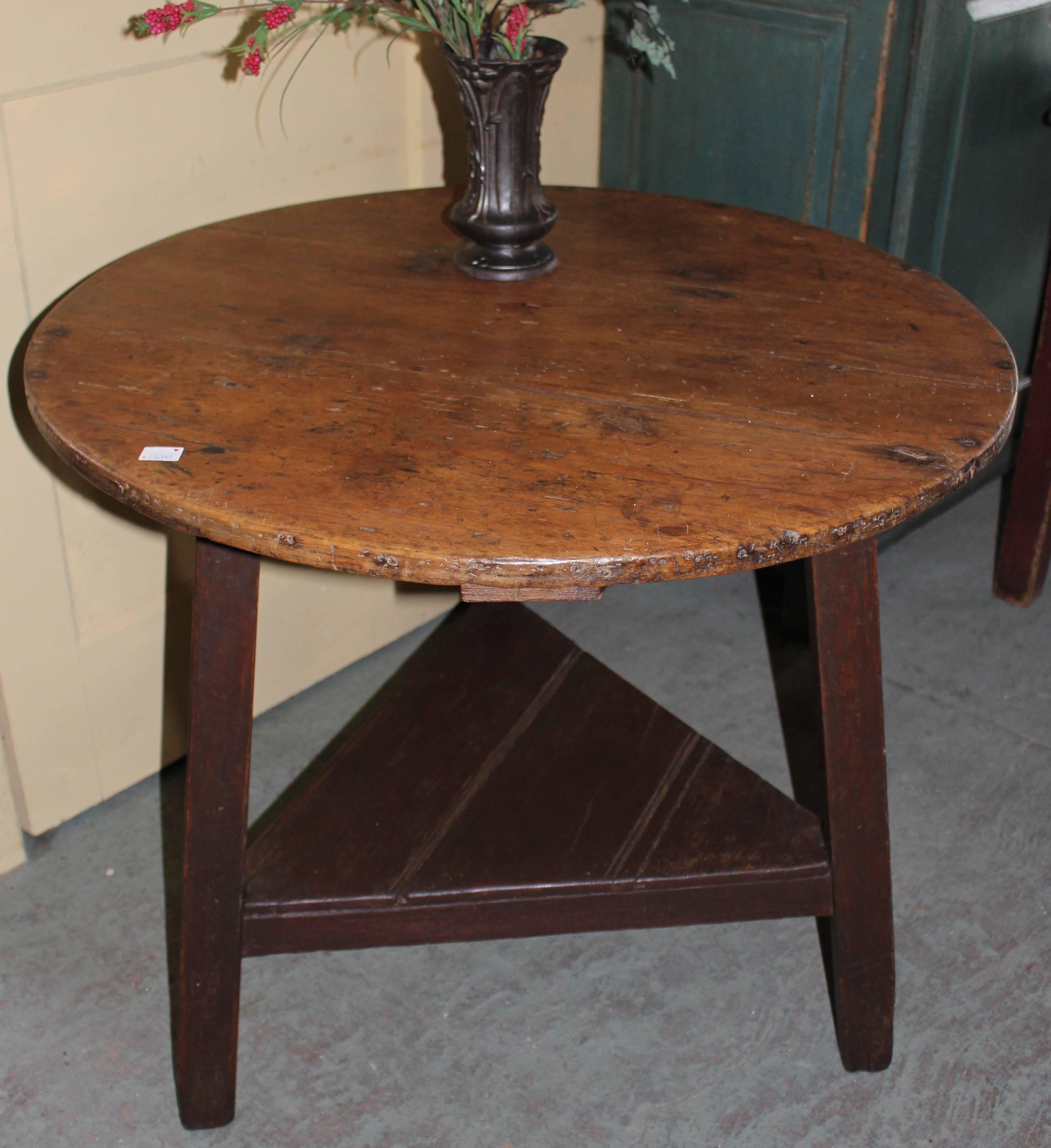 Round pedestal table, cricket table.