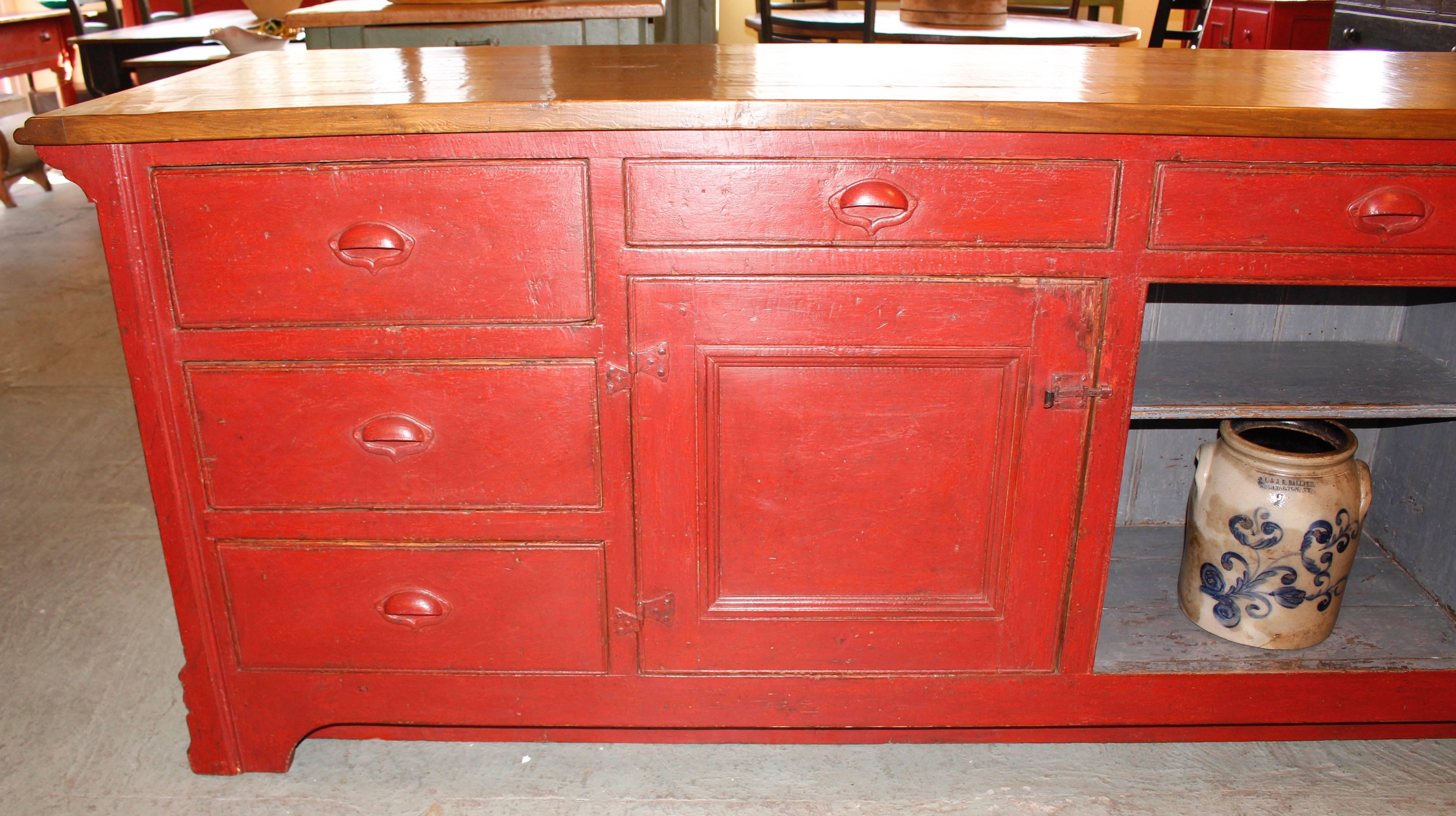 Store Counter Island from Quebec In Good Condition For Sale In Woodbury, CT