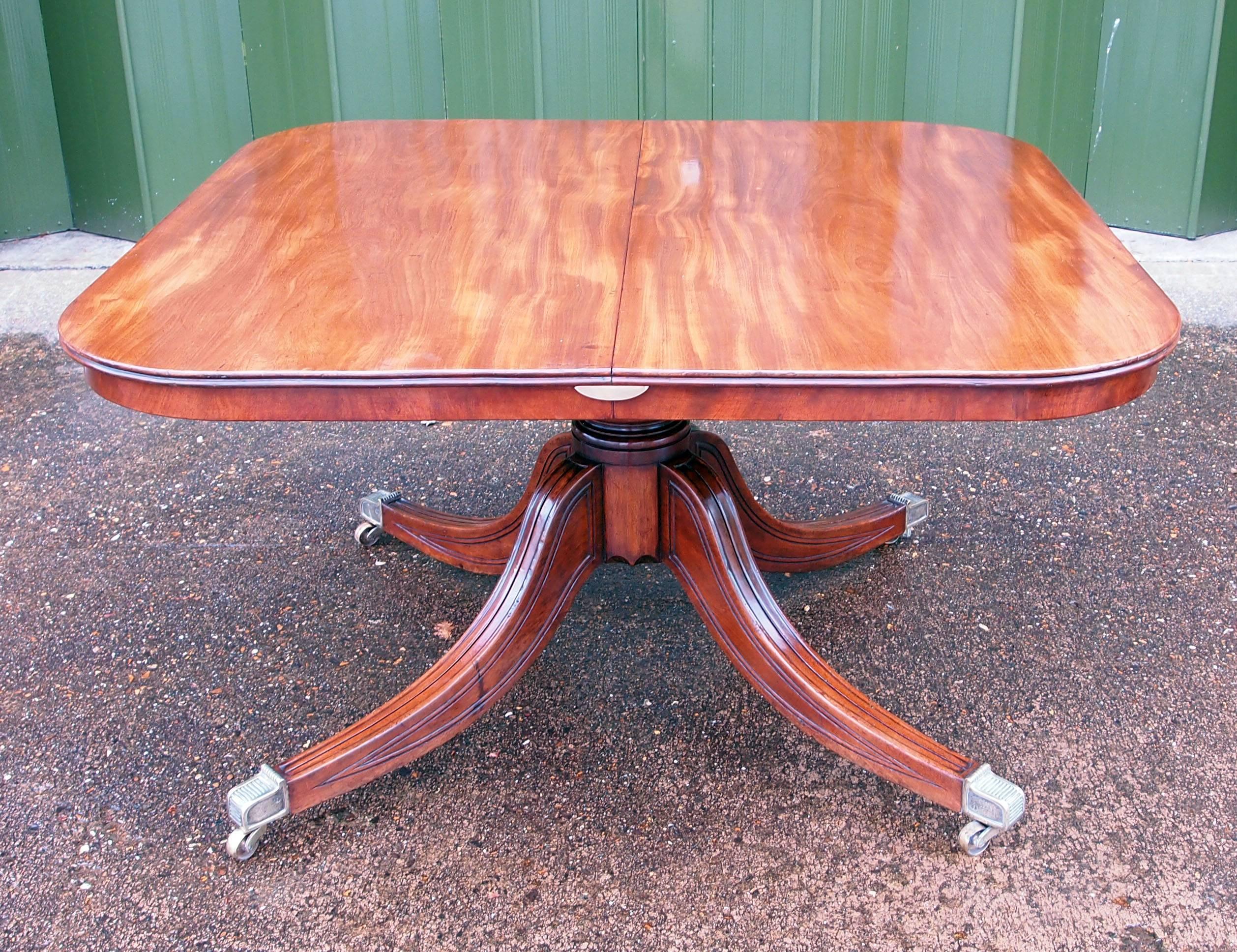 Early 19th Century Antique Georgian Mahogany Extending Breakfast Dining Table