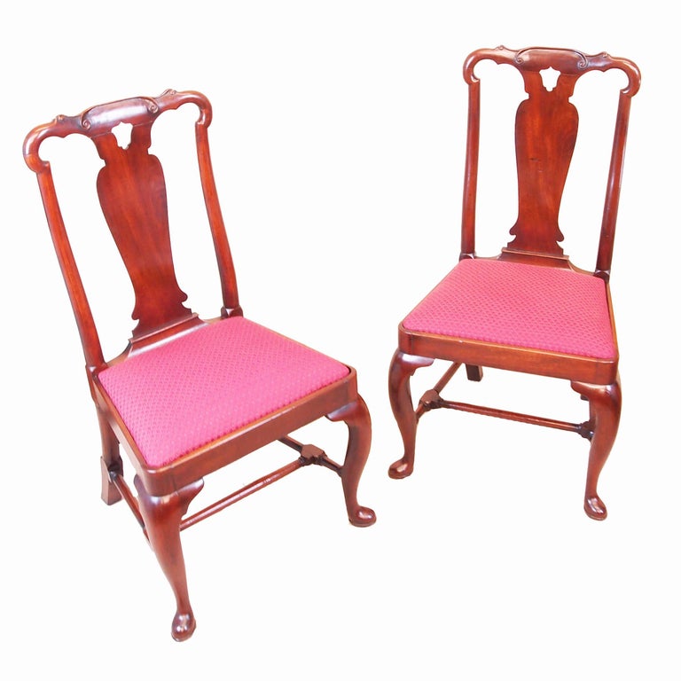 Antique Early 18th Century Pair of Walnut Side Chairs For Sale