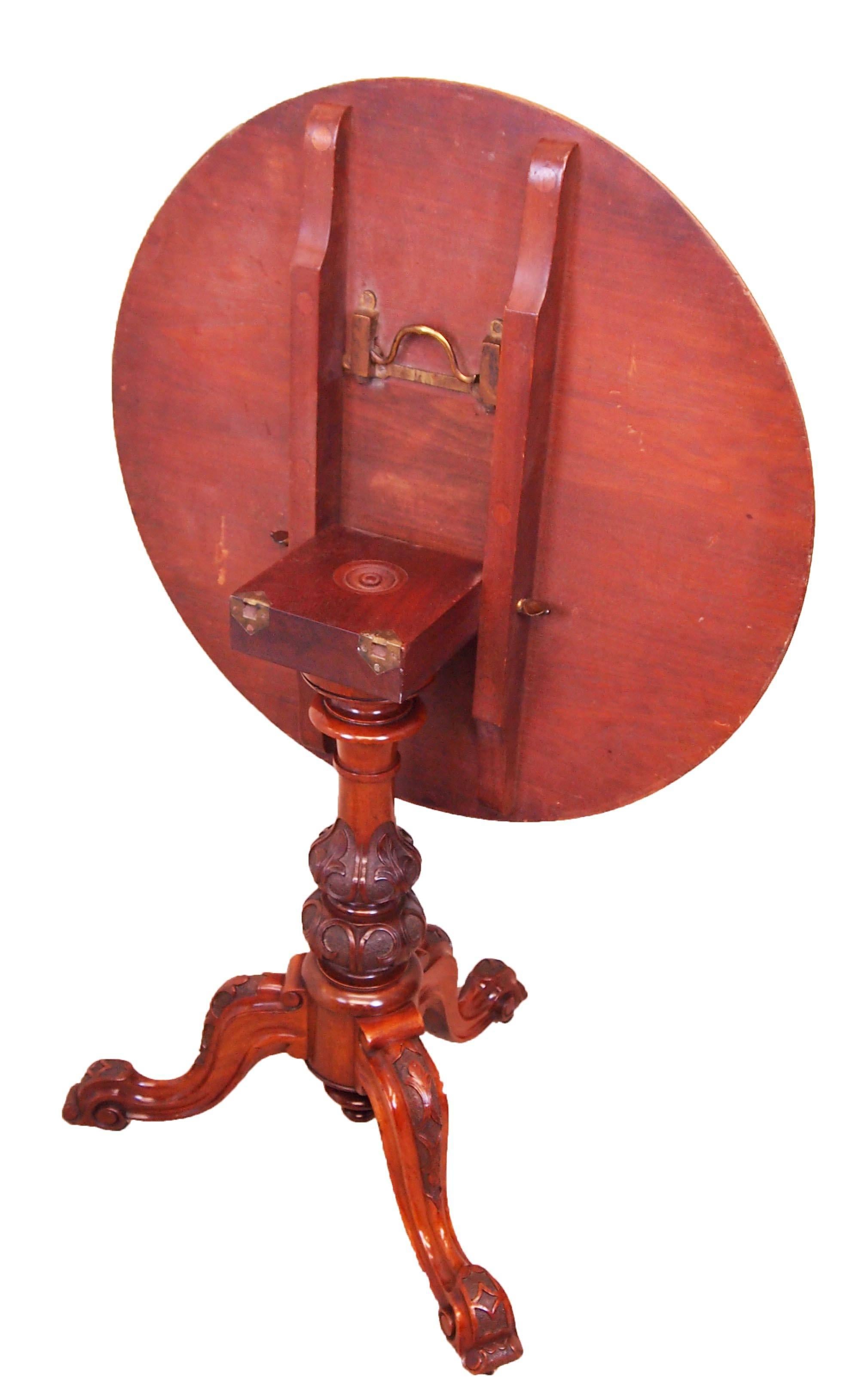 Victorian Antique 19th Century Pair of Walnut Lamp Tables