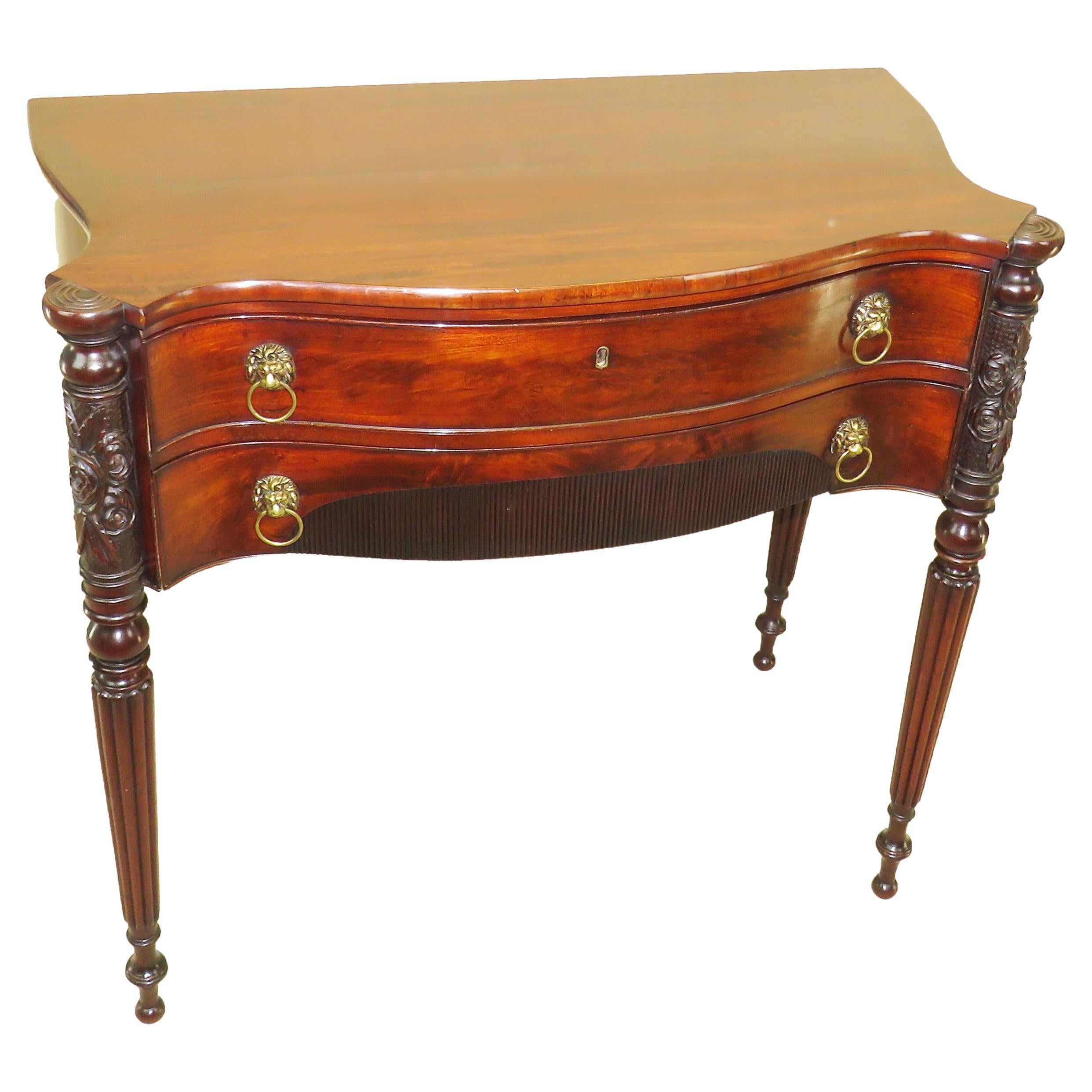 Table serpentine américaine fédérale du 19ème siècle en acajou en vente