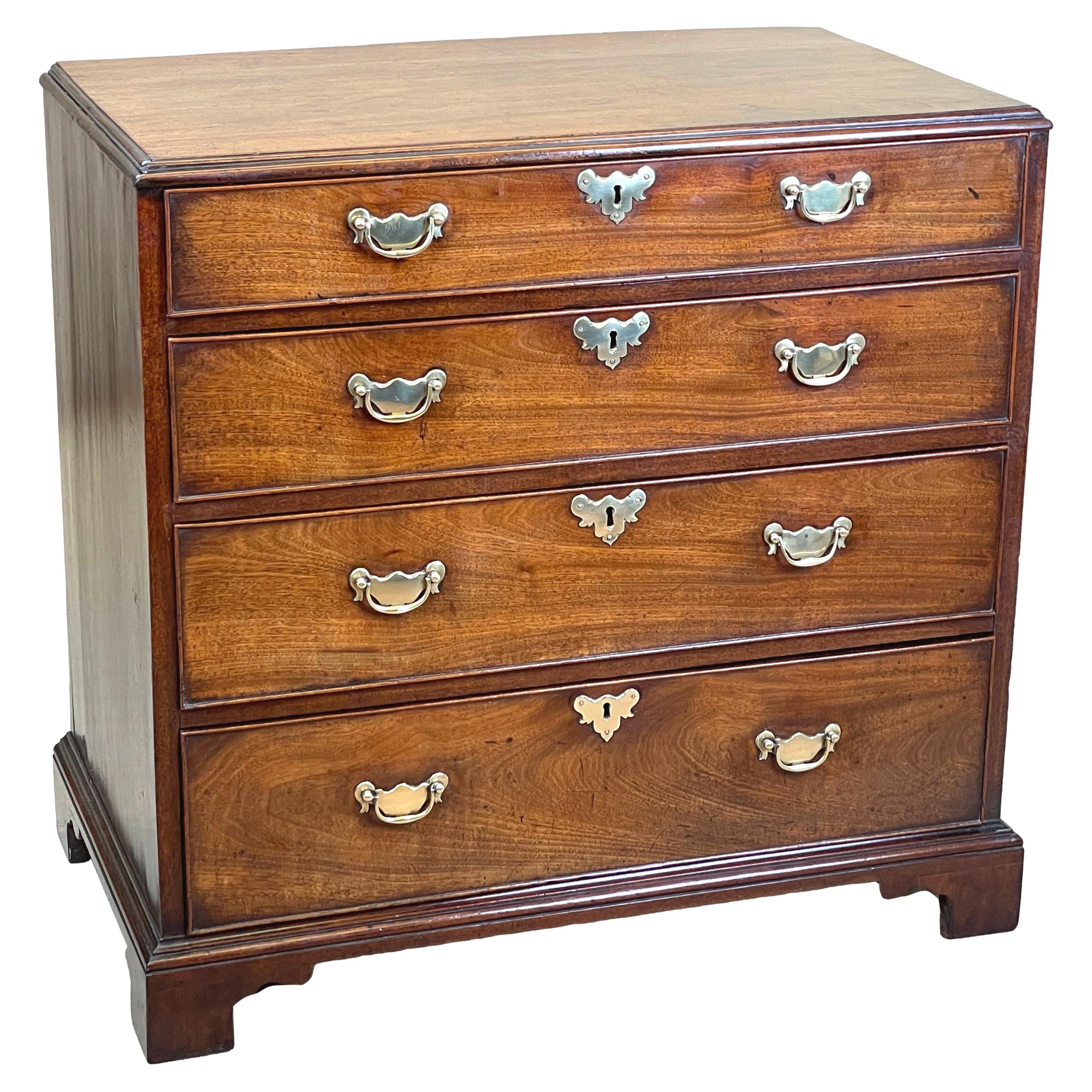 Piccola cassettiera in mogano del XVIII secolo