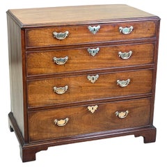 Piccola cassettiera in mogano del XVIII secolo