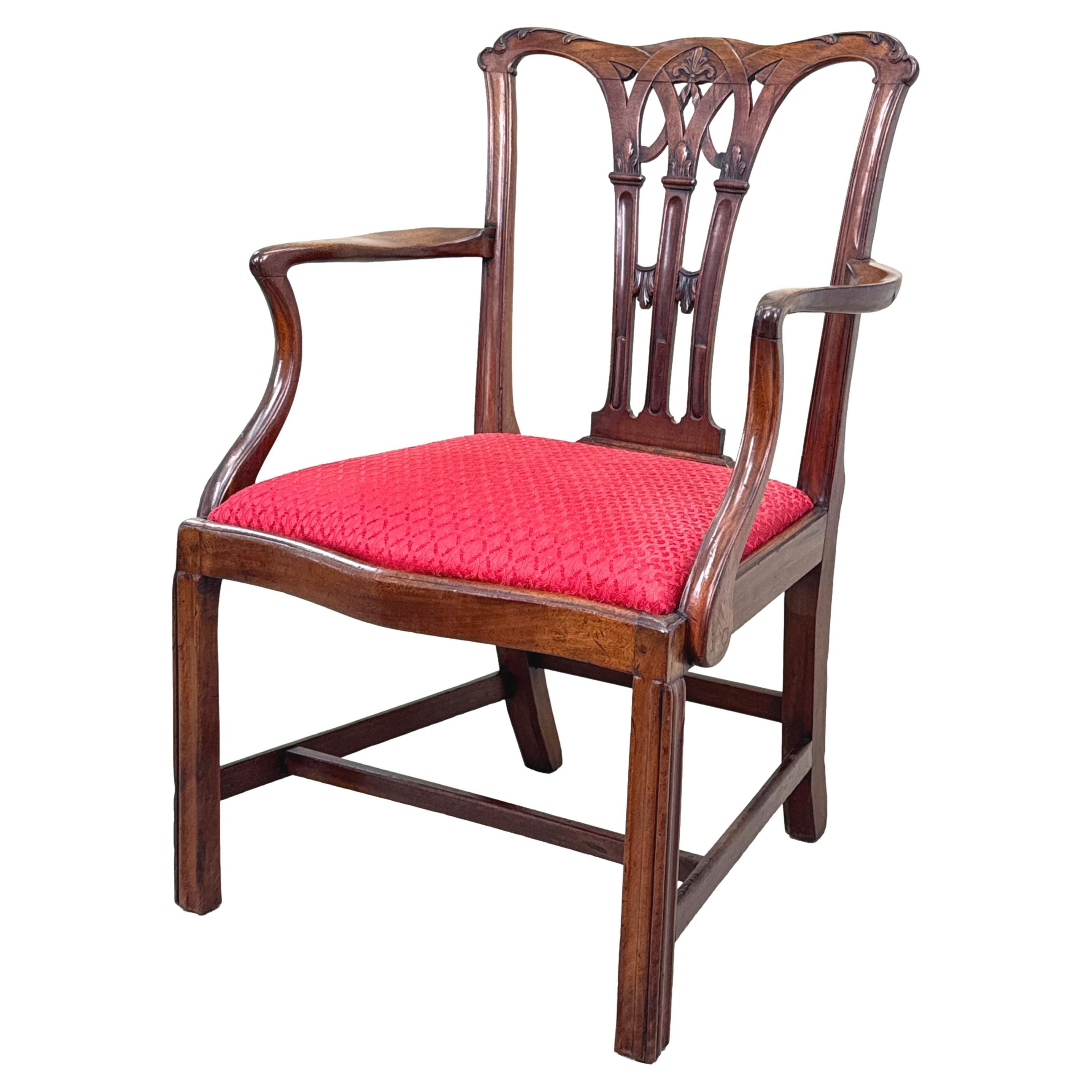 Fauteuil de bureau en acajou de très bonne qualité datant du XVIIIe siècle, de l'époque géorgienne Chippendale. Il présente un très bel épaulement percé avec un décor sculpté au dos, des accoudoirs à volutes et une assise rembourrée en forme de