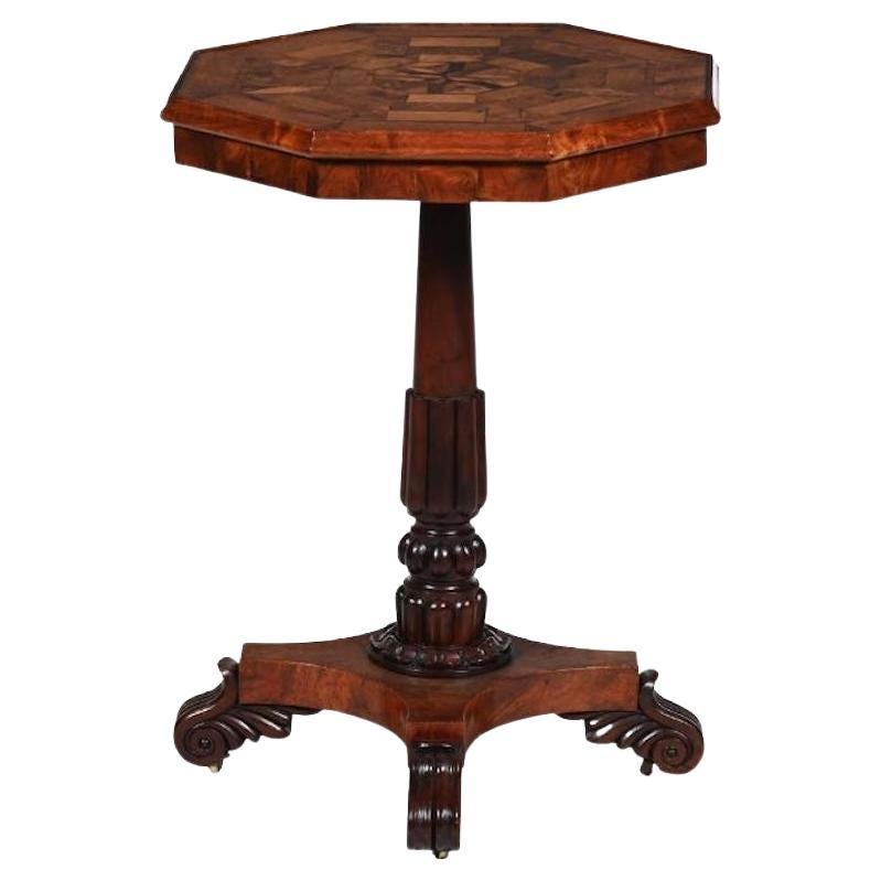 Table d'appoint du 19ème siècle avec plateau en bois spécimen en vente