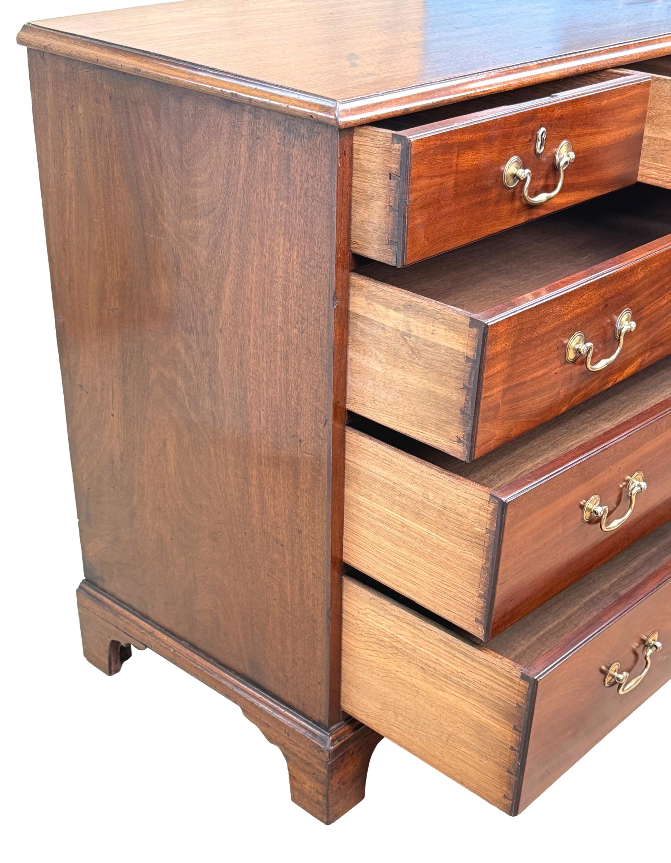 English George III Mahogany Chest Of Drawers For Sale