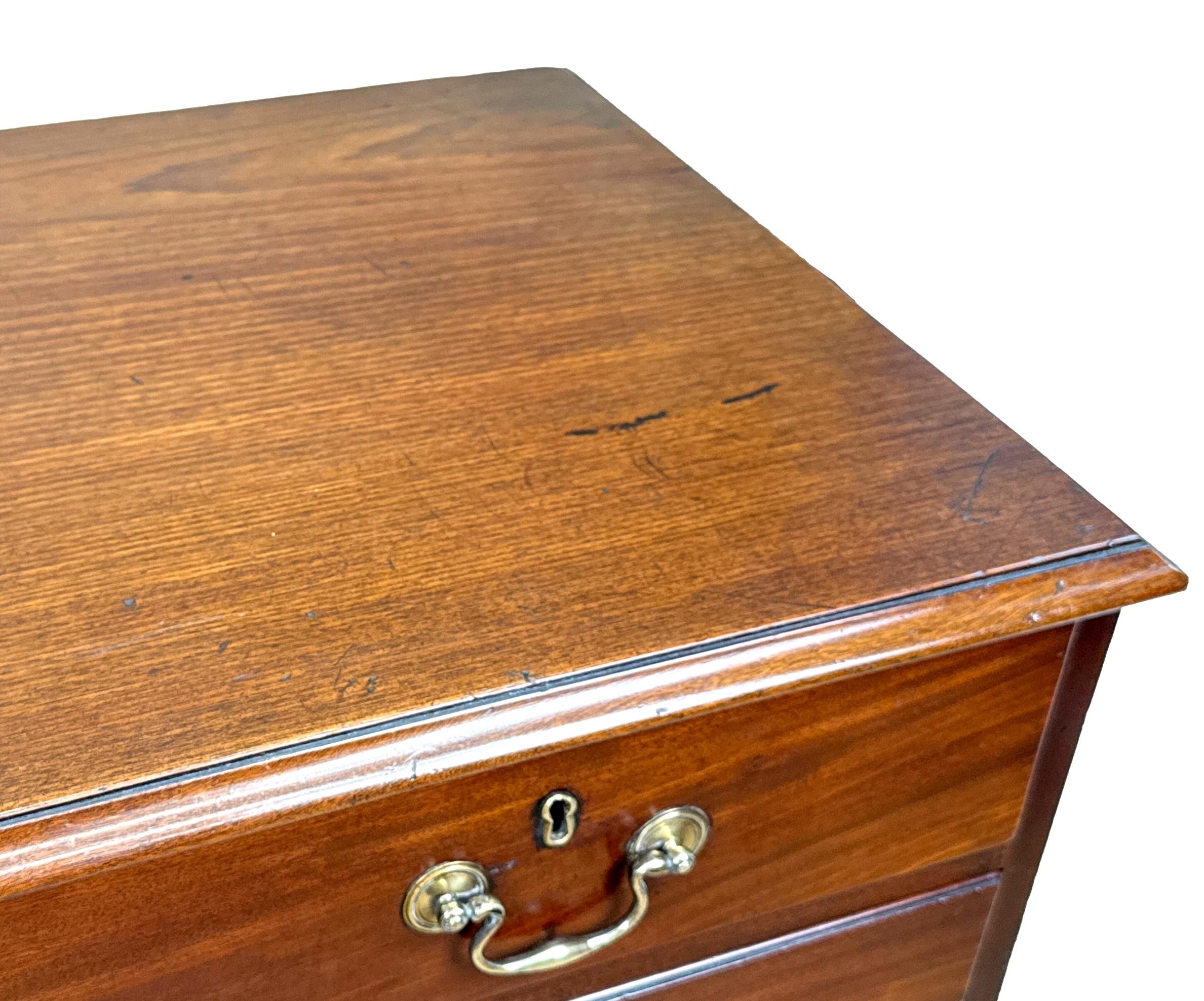 George III Mahogany Chest Of Drawers For Sale 3