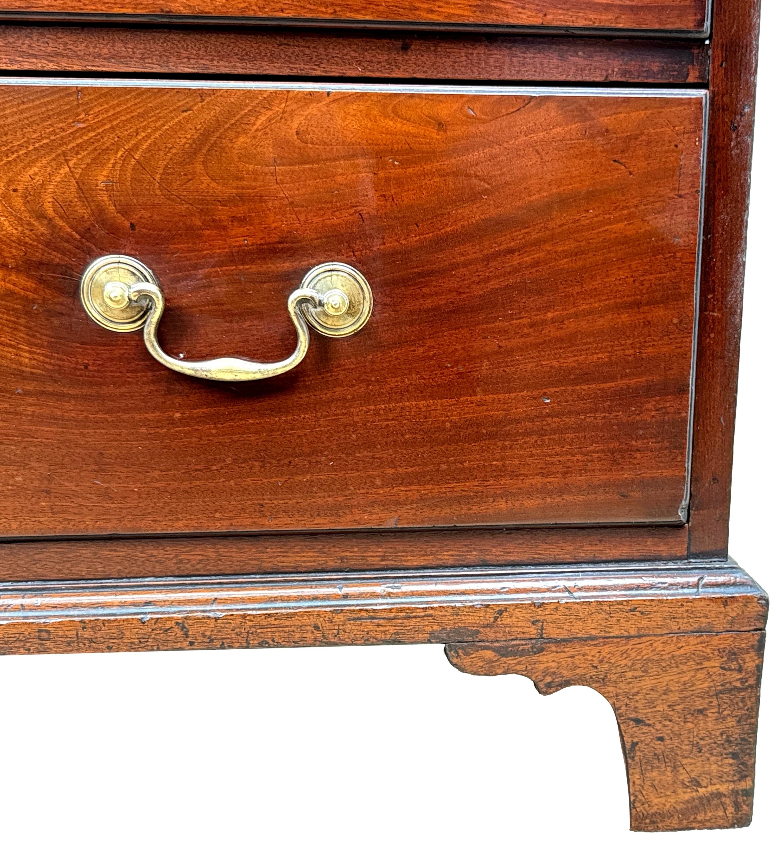 George III Mahogany Chest Of Drawers In Good Condition For Sale In Bedfordshire, GB