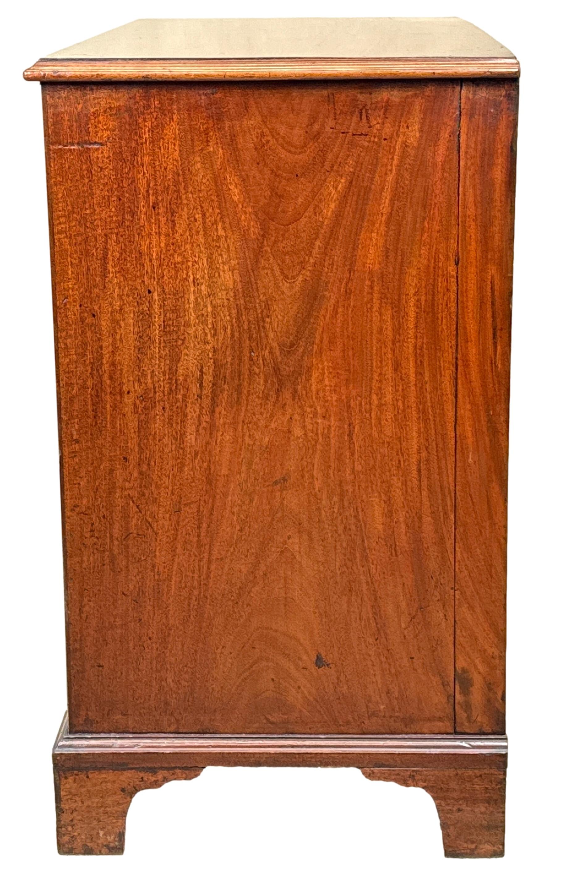 George III Mahogany Chest Of Drawers For Sale 2