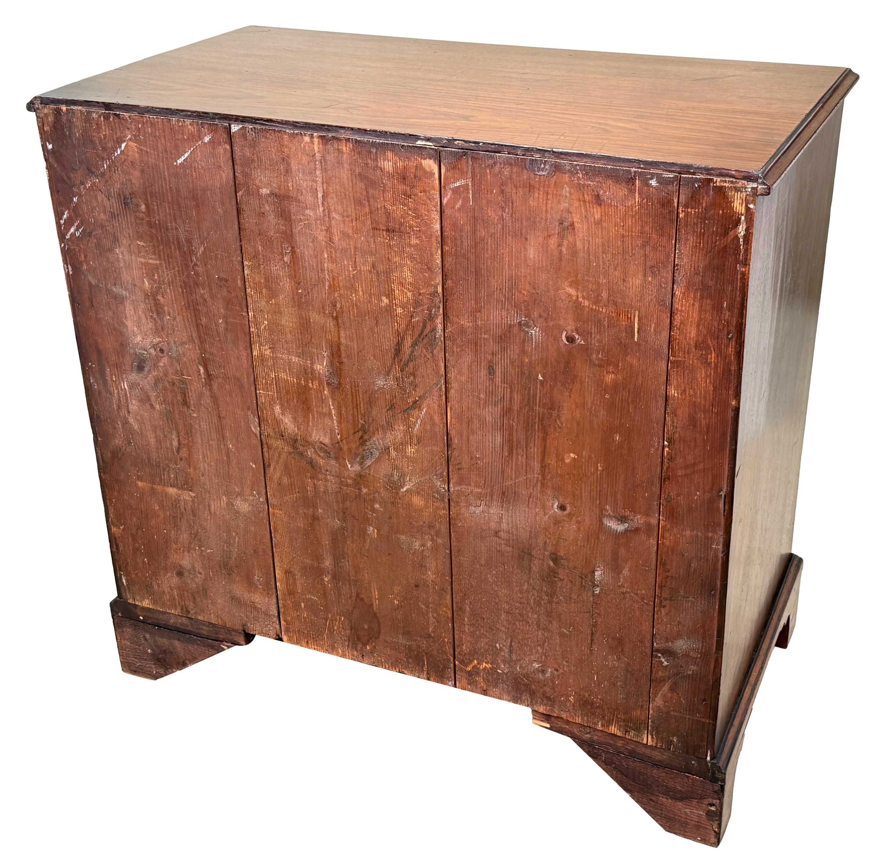 George III Mahogany Chest Of Drawers For Sale 4
