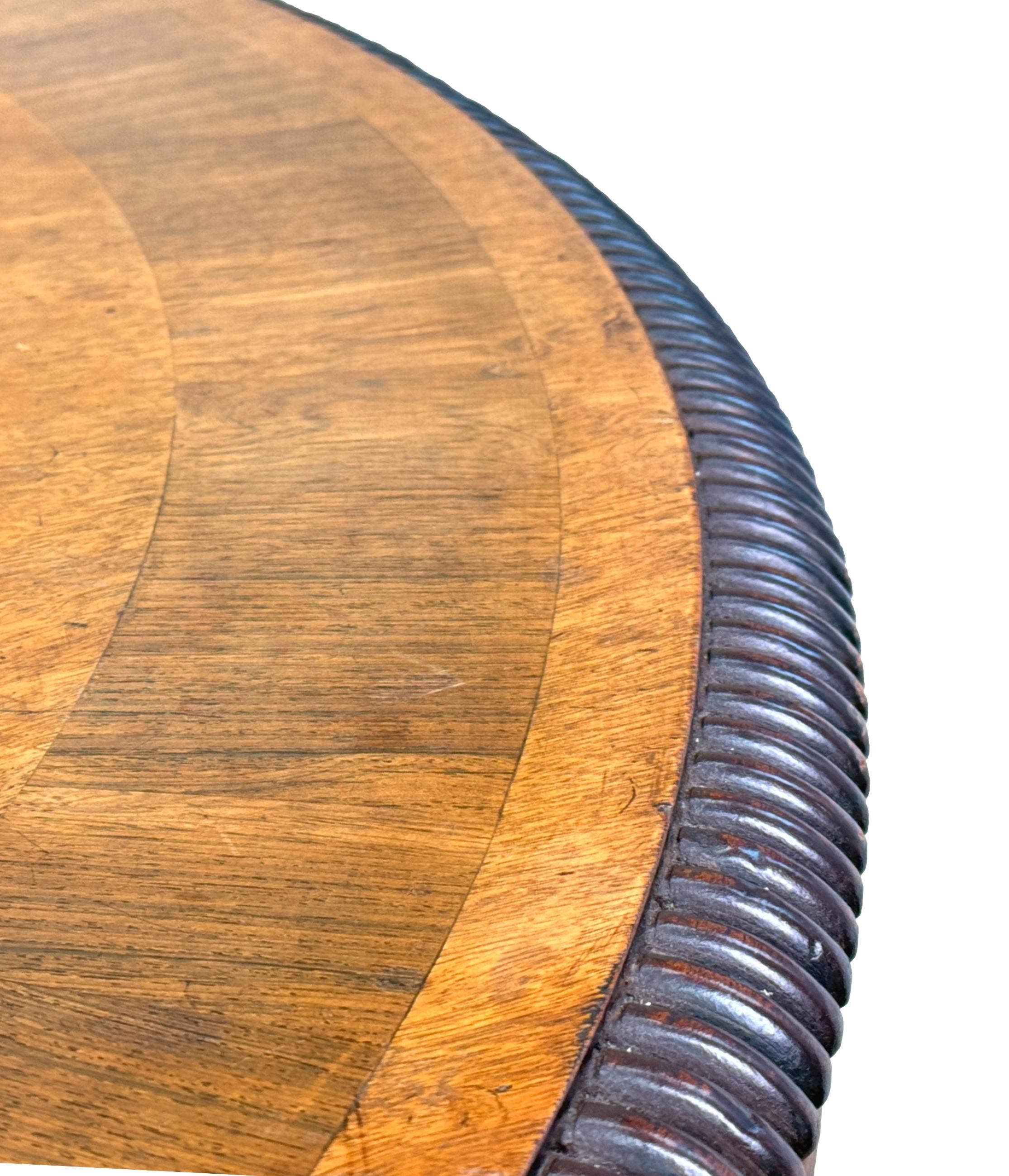 n Außergewöhnliche Qualität frühen 19. Jahrhundert Regency-Periode Mahagoni-Mitteltisch, oder Halle Tabelle, von ungewöhnlich großen & Bold Proportionen, mit superbly Figured Circular Tilting Top, mit breiten Crossbanded Dekoration und geschnitzten