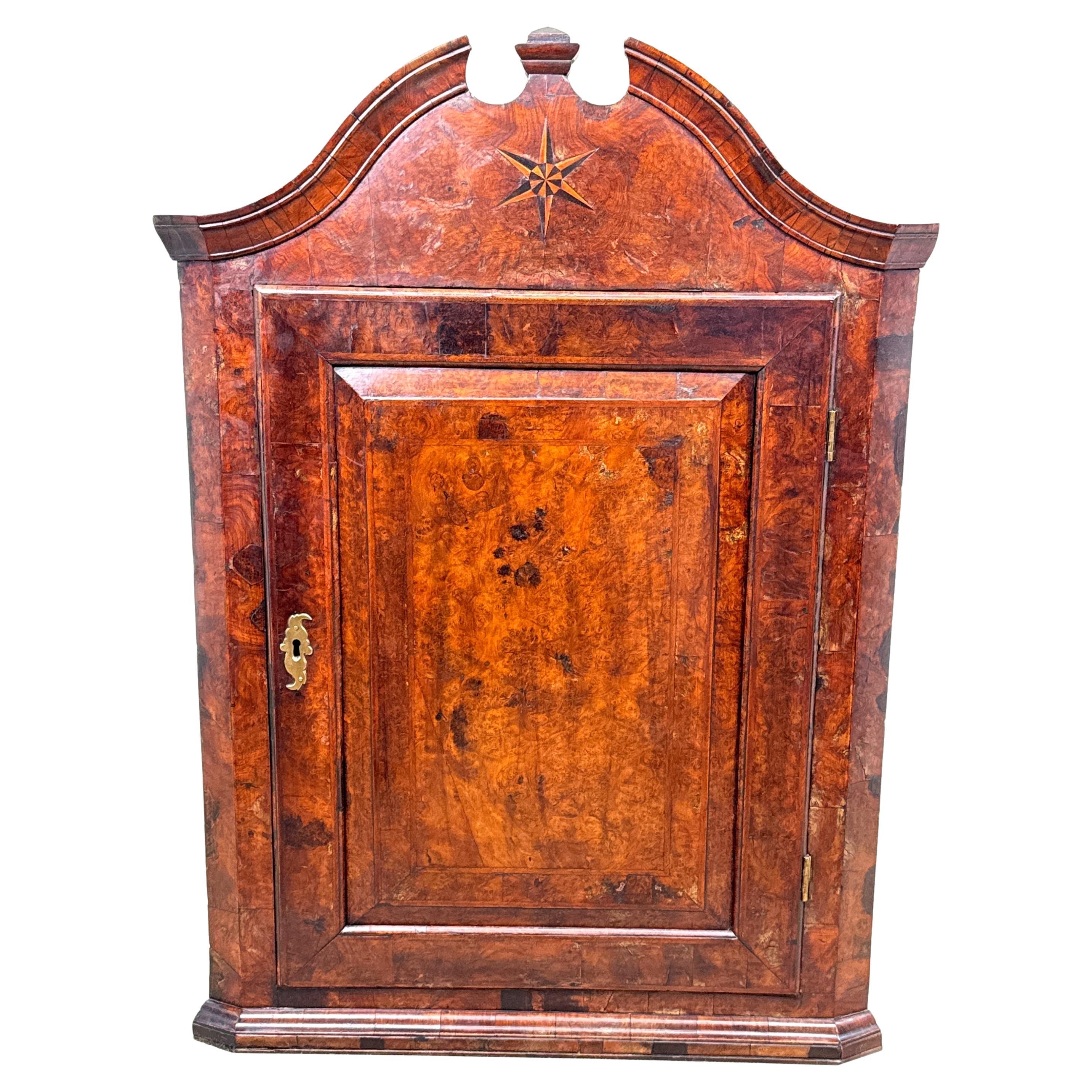 Credenza ad angolo in radica di noce Queen Anne