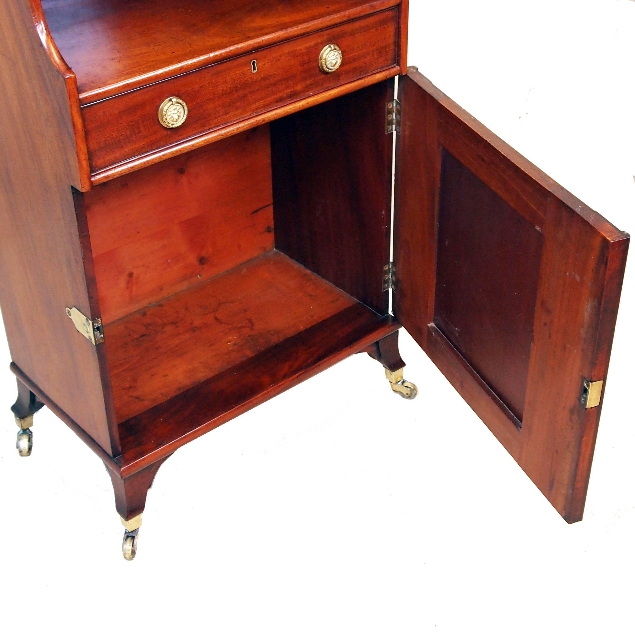 A superb quality regency period mahogany waterfall bookcase having two
shelves above one frieze drawer and well figured panel door raised on
extremely unusual and elegant shaped sabre legs with original brass
castors.