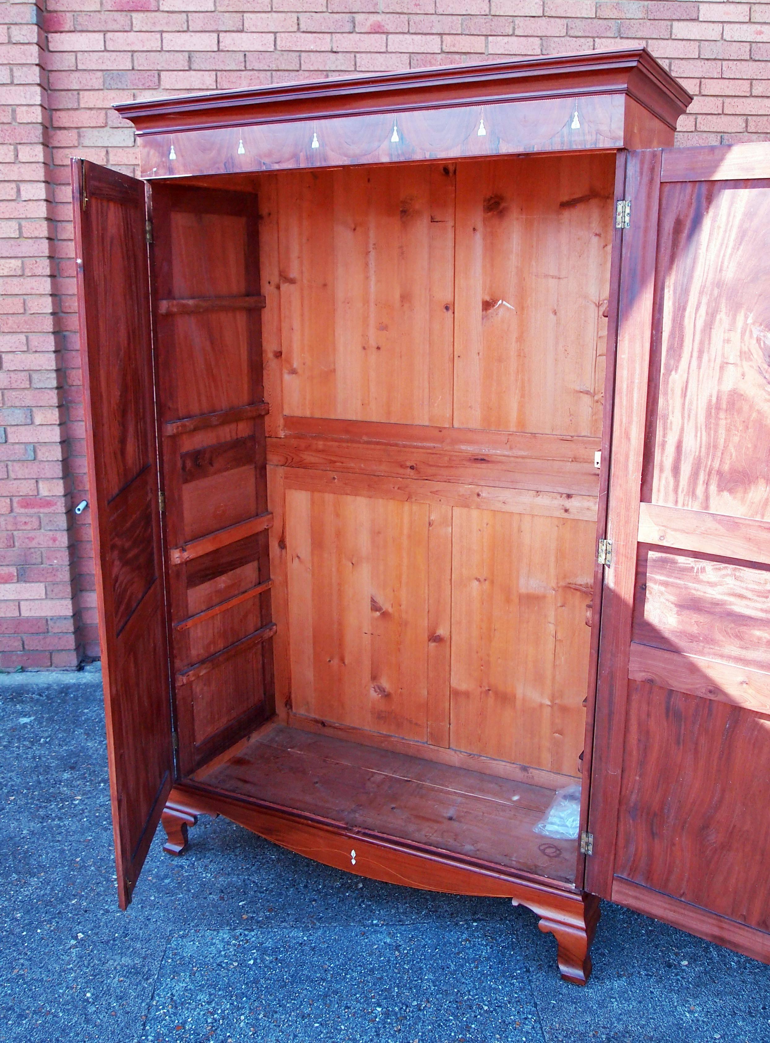 Antique Georgian Channel Islands Mahogany Wardrobe In Good Condition In Bedfordshire, GB