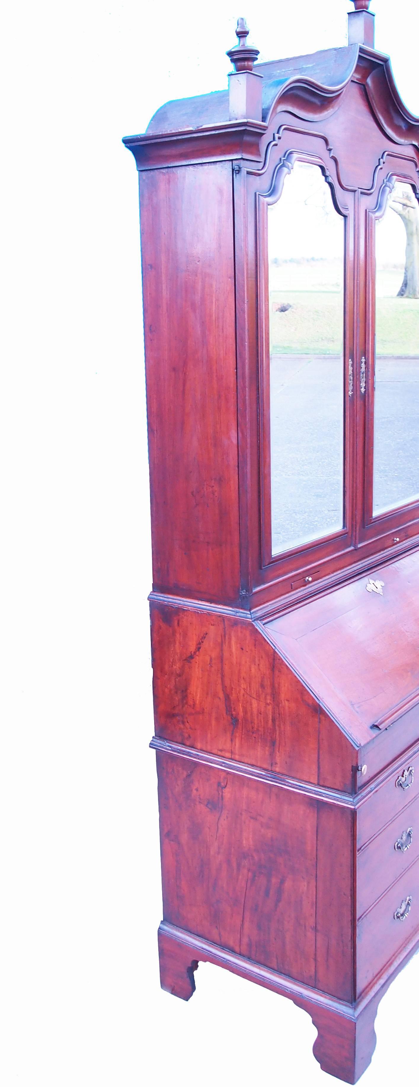 Early 18th Century Solid Walnut English Bureau Bookcase In Good Condition For Sale In Bedfordshire, GB