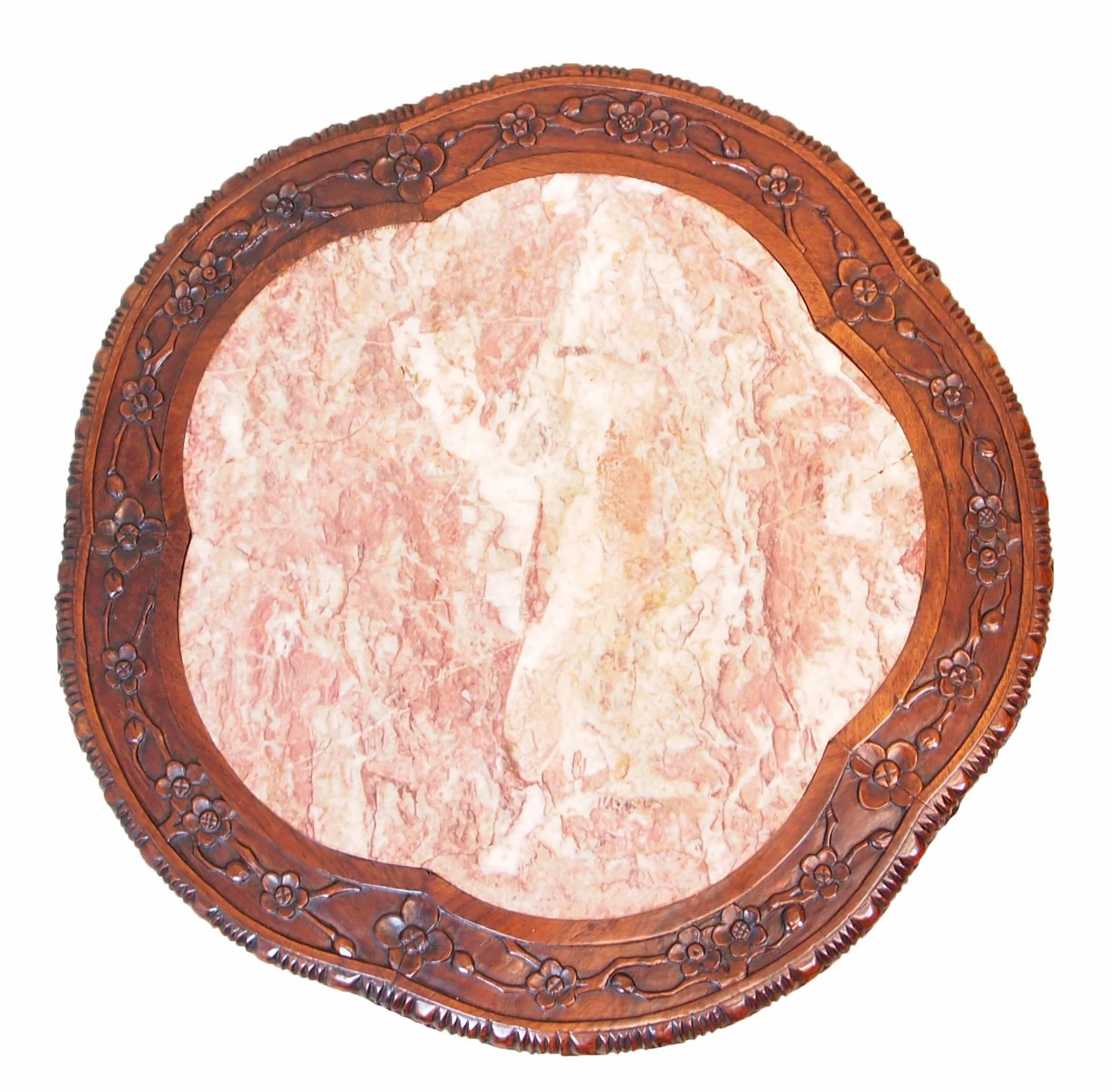 Ein orientalischer Hartholzständer oder Couchtisch mit Marmoreinlage aus dem späten 19
Geformte Platte und geschnitzte Verzierung auf Cabriole-Beinen mit Unterbau.