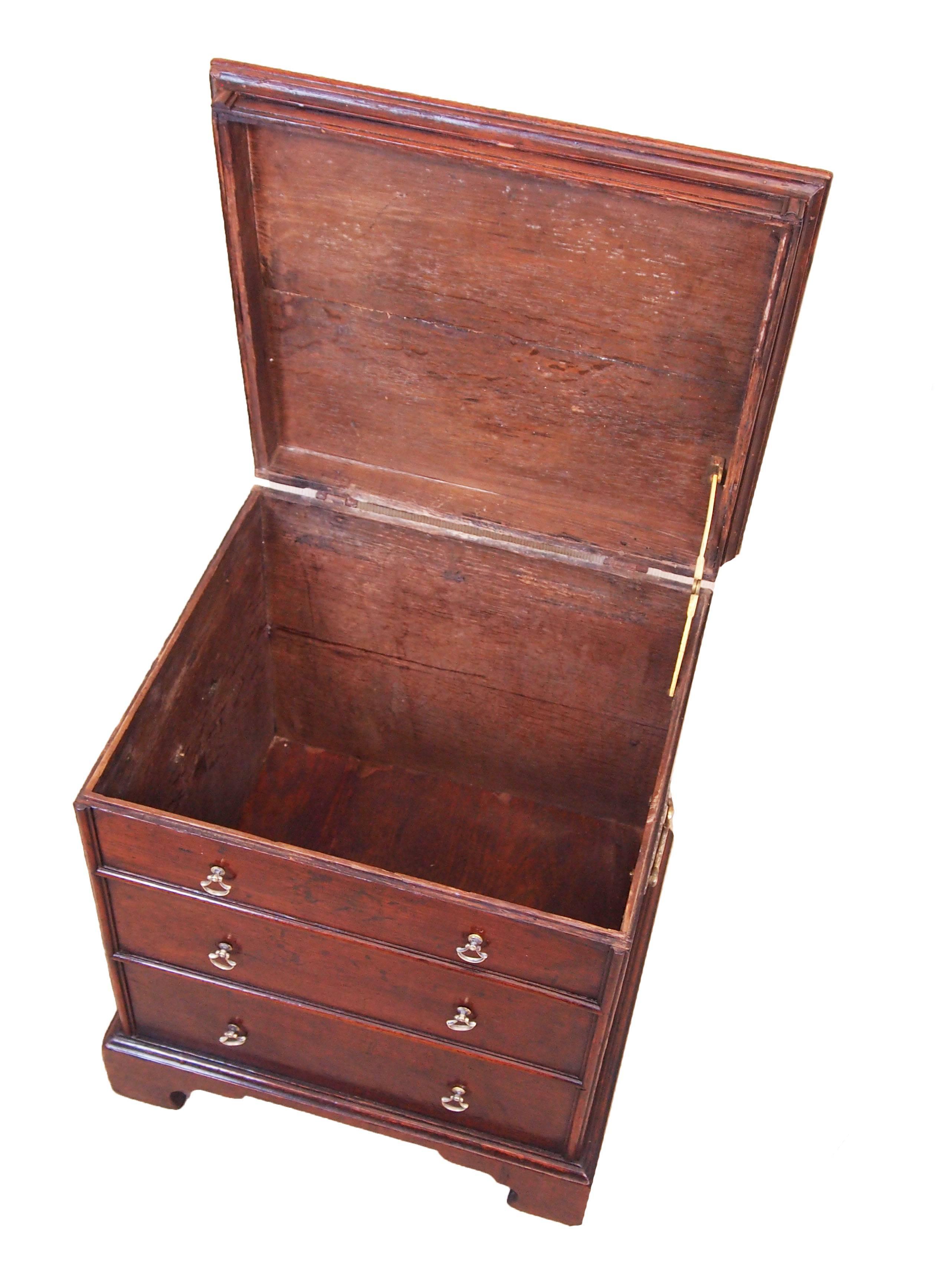 An attractive 18th century georgian oak converted box commode
of good colour and patina having lift up lid above three false
drawers flanked by original pierced carrying handles raised on
original bracket feet

(Dating from the mid 18th century