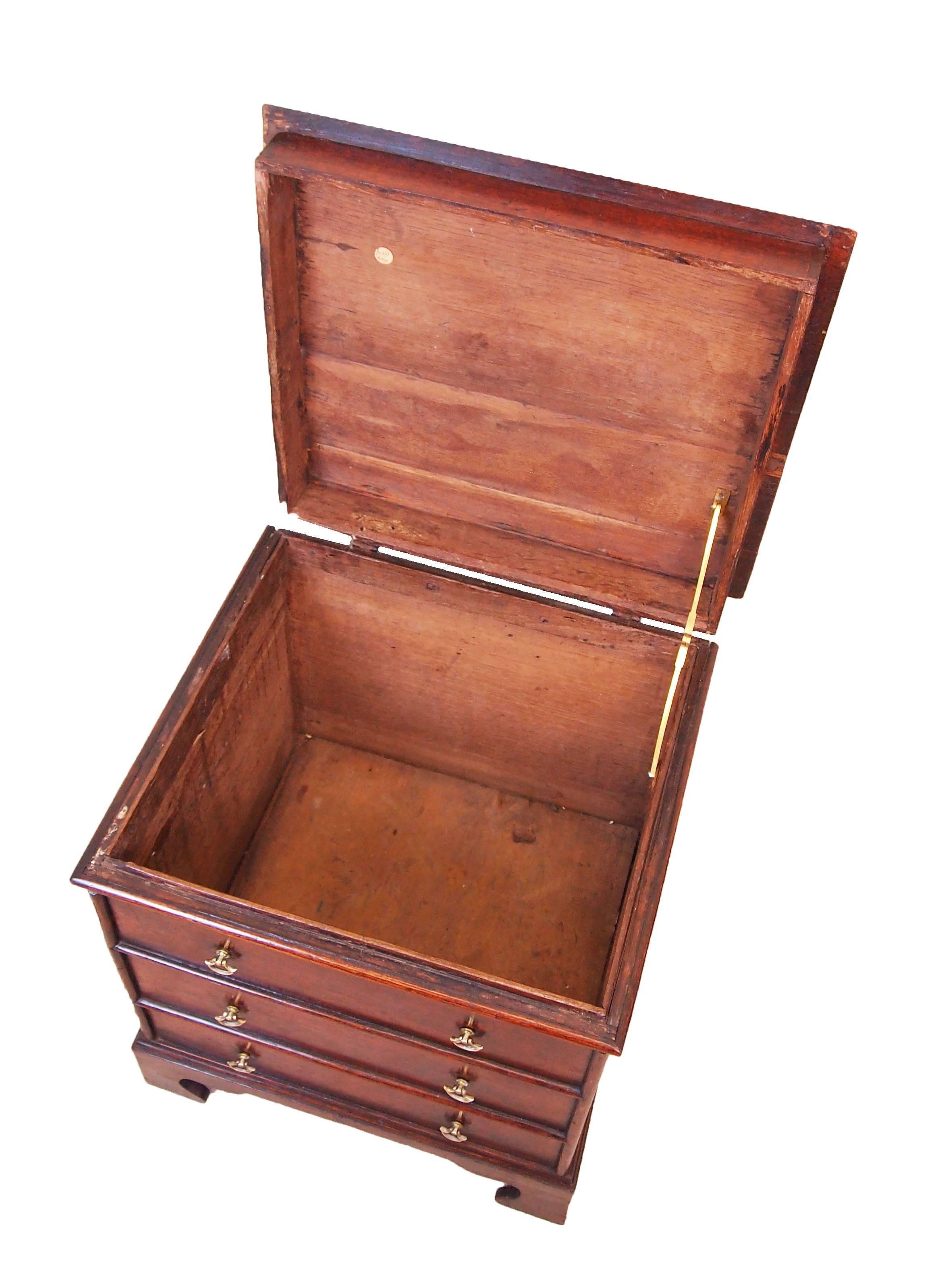 An attractive 18th century Georgian oak converted box commode
Of good color and patina having lift up lid above three false
Drawers flanked by original brass carrying handles raised on
Original bracket feet

(Dating from the mid-18th century