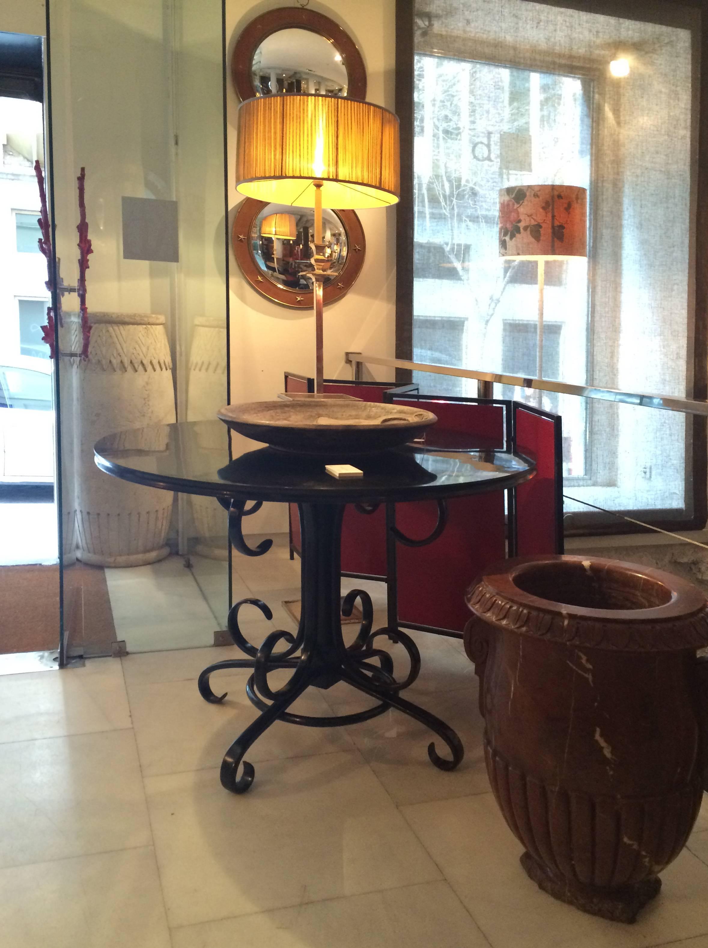 An ebonized gueridon by Thonet with a beechwood pedestal and a laminated top.
 