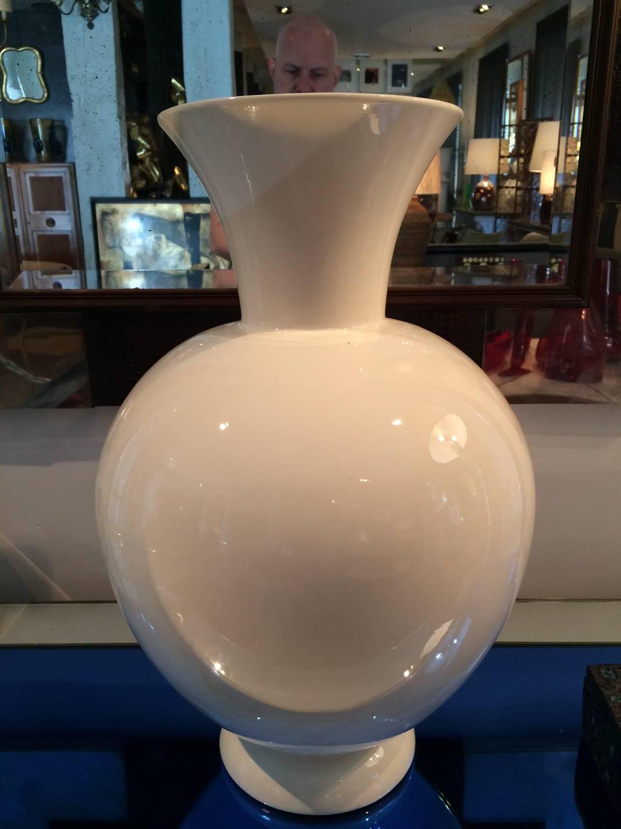 White Enameled Porcelain Vase In Excellent Condition For Sale In Madrid, Madrid