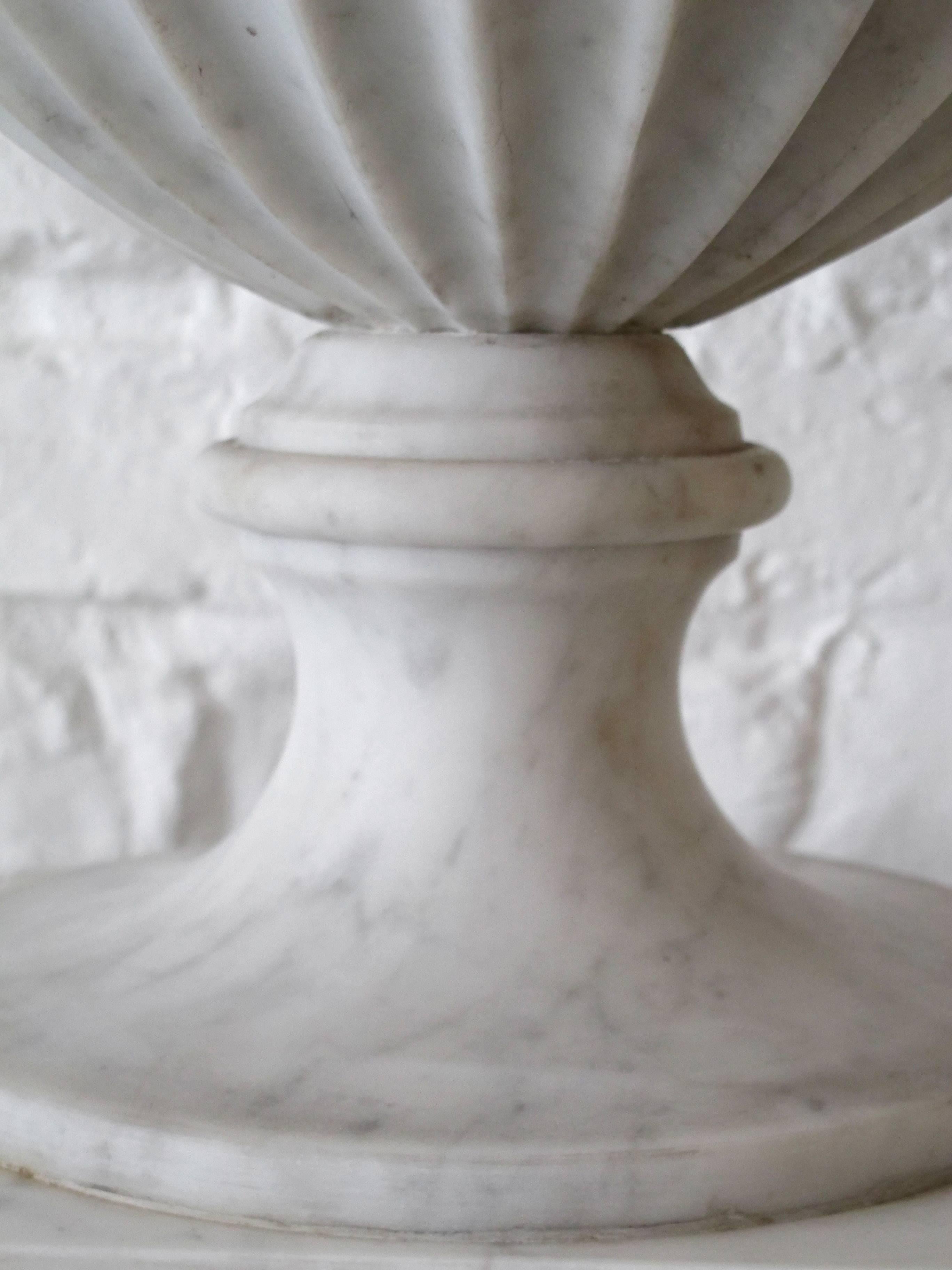 Pair of Elegant Neoclassical Urns In Good Condition In London, GB