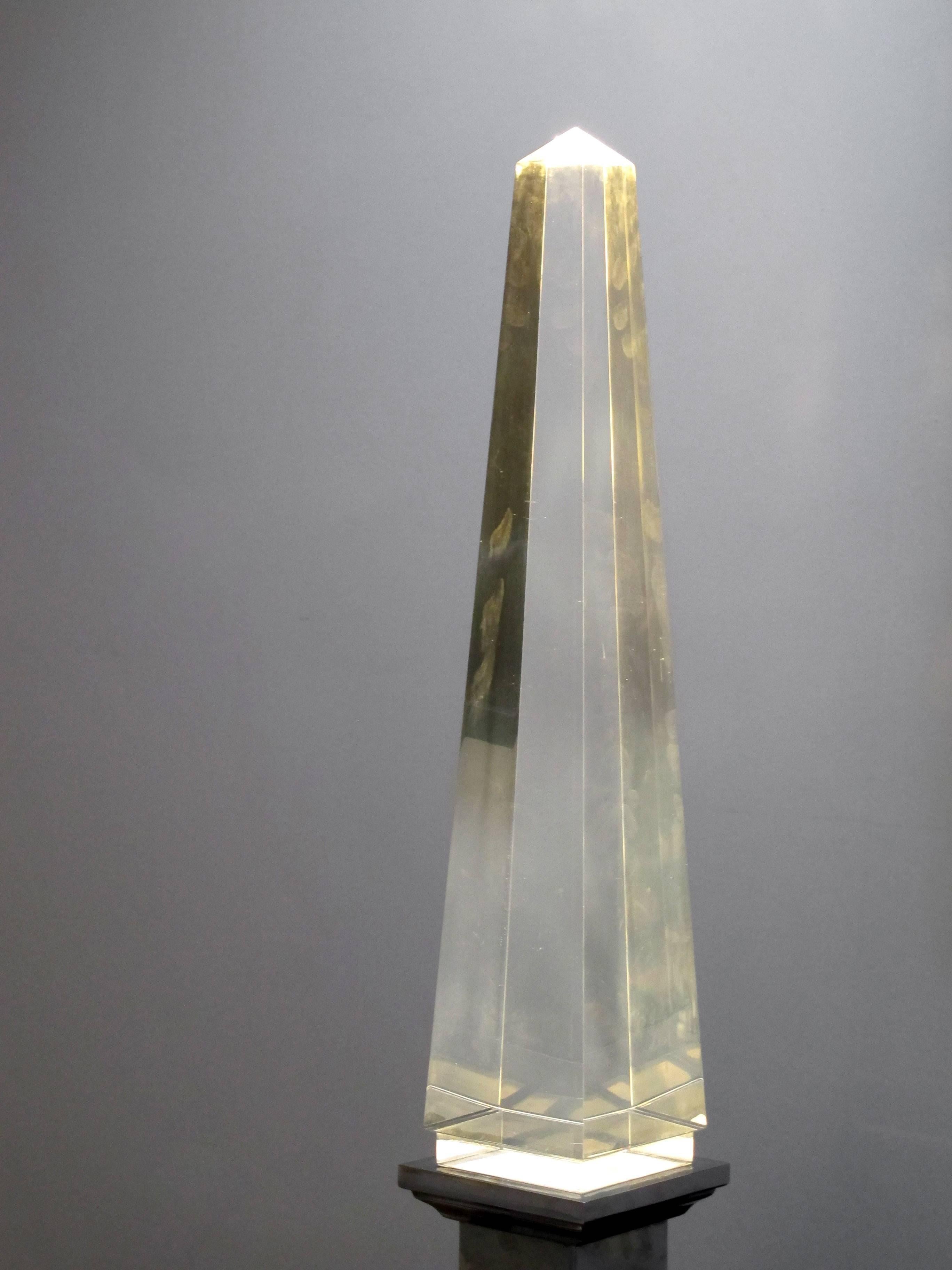 Obelisk table light in Lucite and chrome.
Sandro Petti for Maison Jansen, 
circa 1970, 
France.

Measures: Height 81 cm.

Base 21.5 x 21.5 cm.