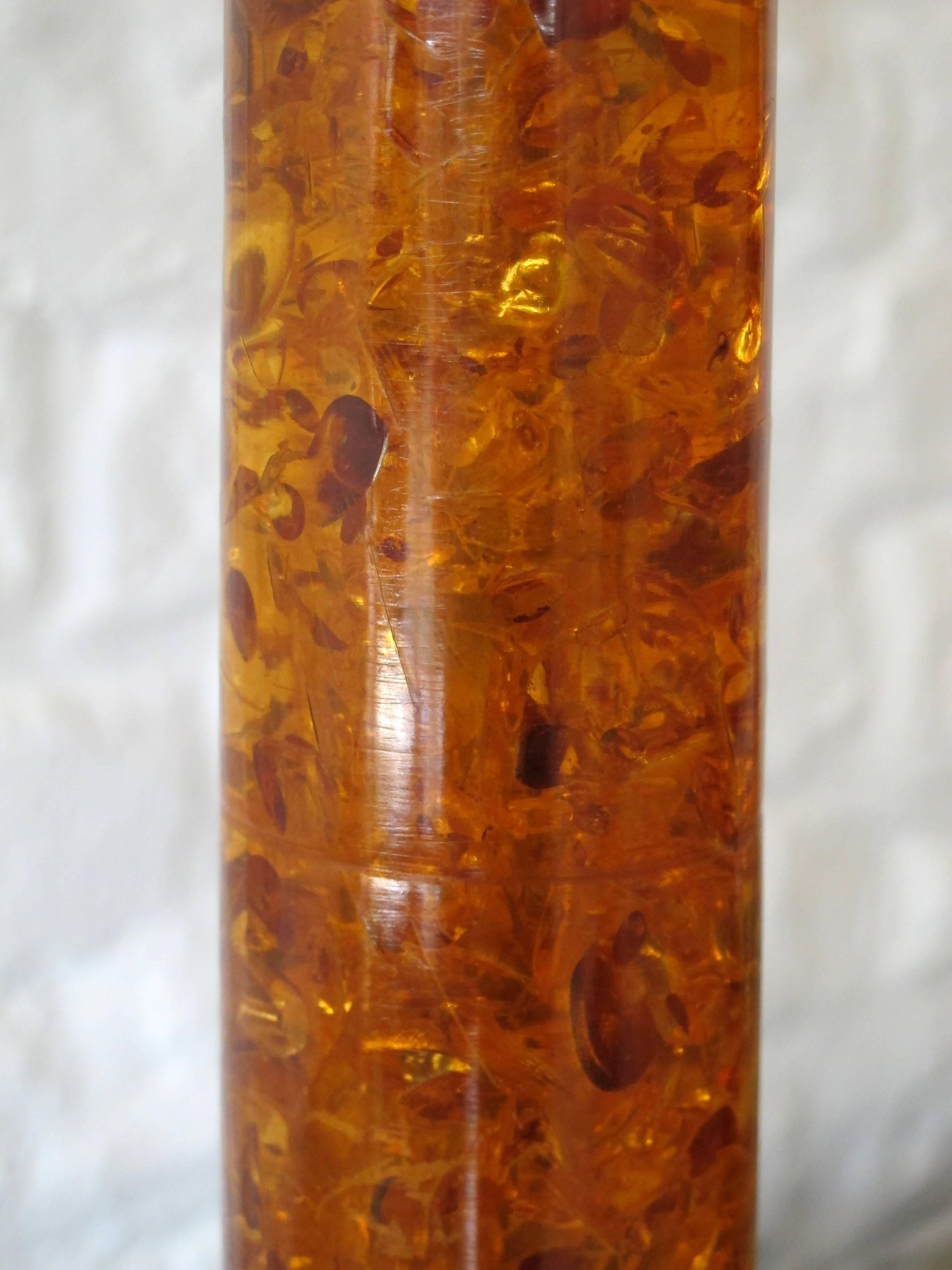 Table column lamp in amber resin and brass,
circa 1975.
France.

Measures: 69 x 12 x 12 cm.
