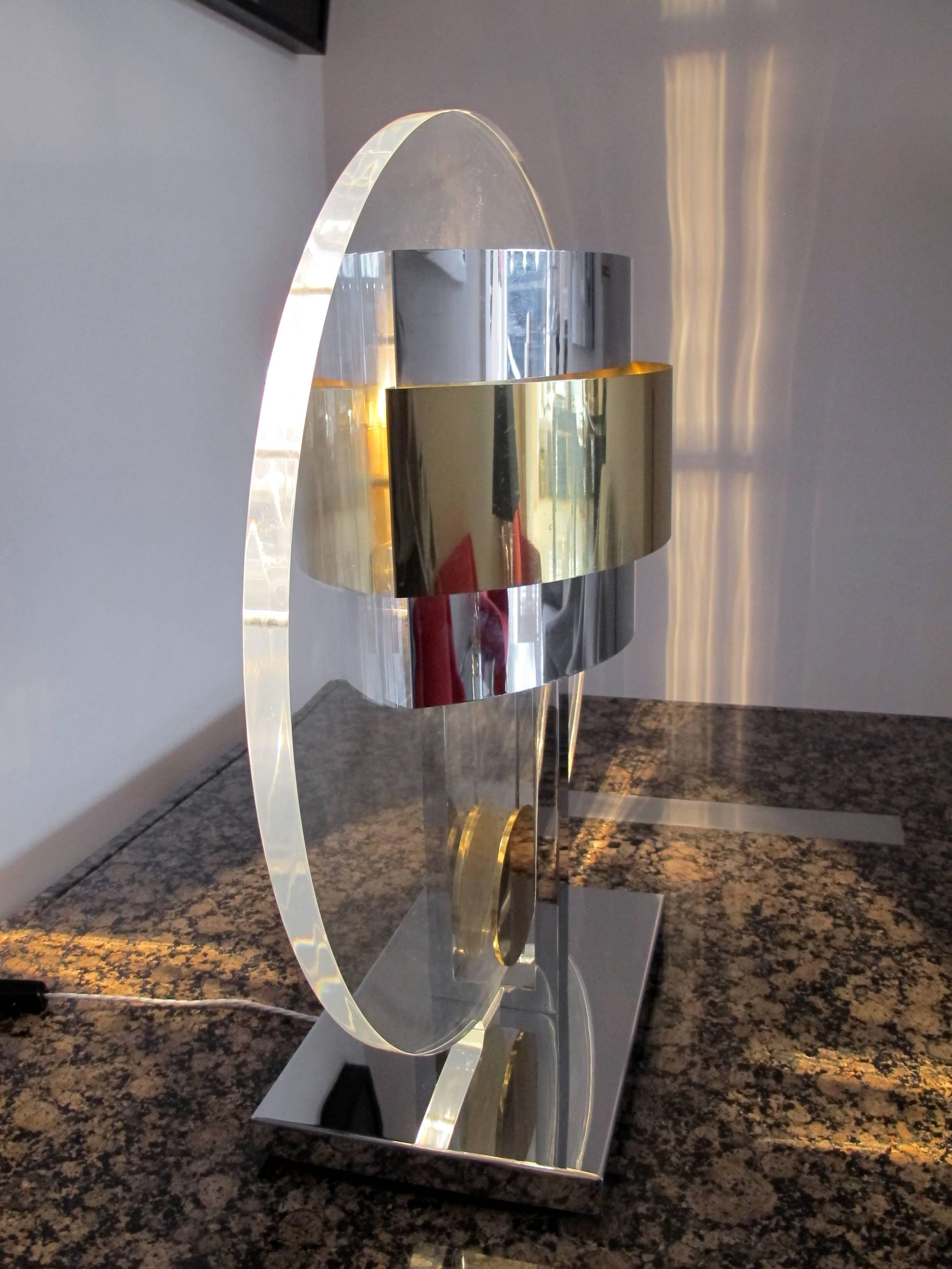 Mid-Century Modern Centre Lamp Sculpture in Brass Chrome and Plexiglass For Sale