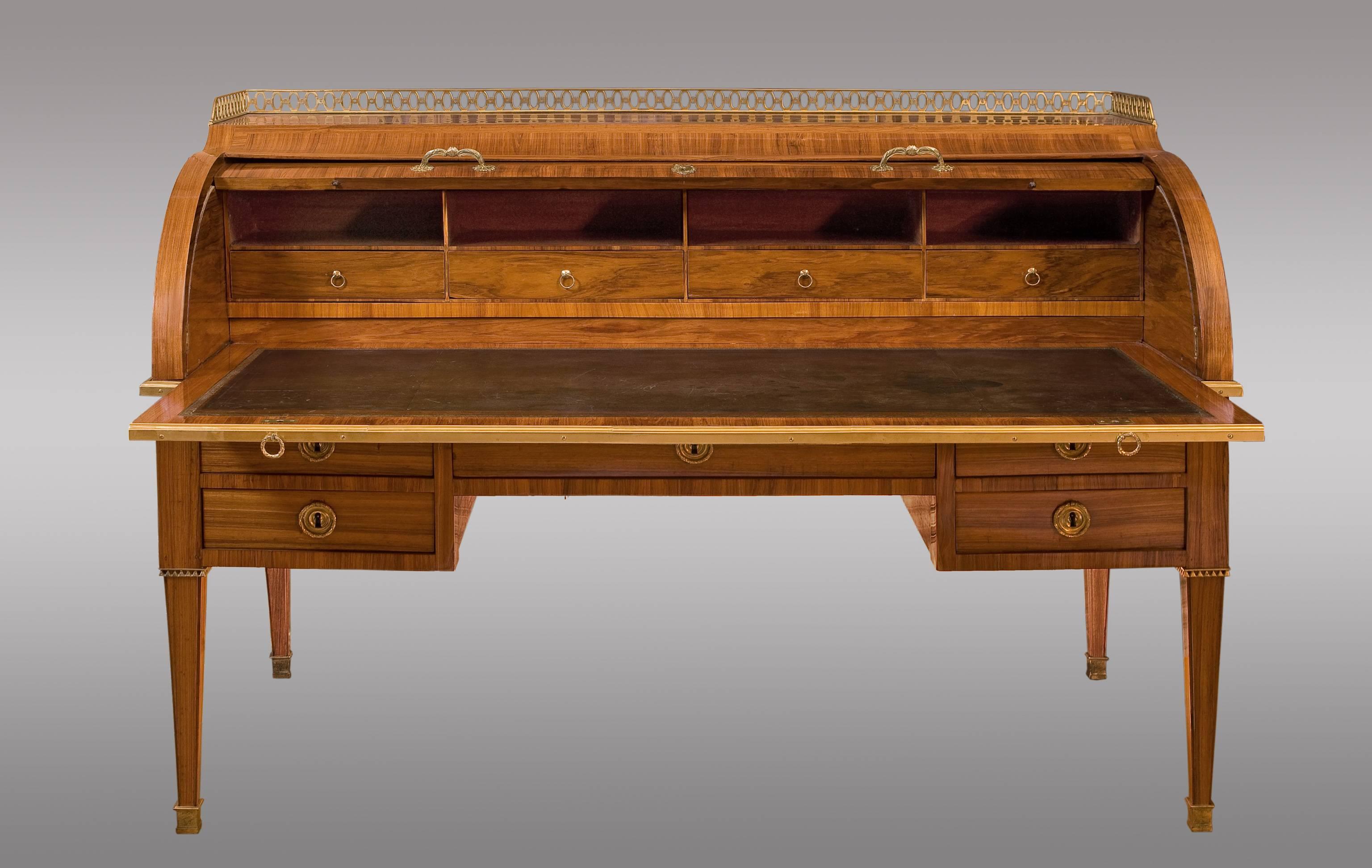 French rosewood cylinder bureau. Louis XVI period.
With gilded bronze. The back also veneered.
Stamped Dubois.
