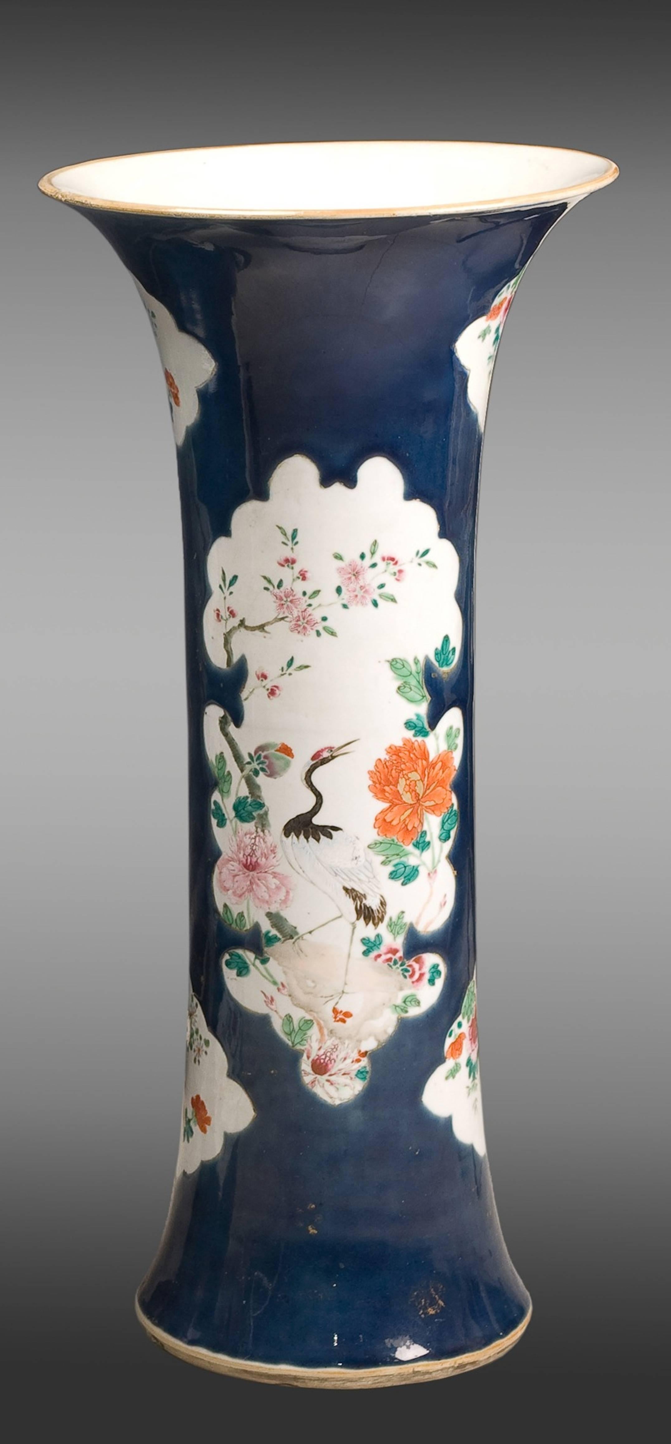 Set of Two Trumpet Vases and One Covered Jar Kieng Lung Period In Good Condition For Sale In Madrid, ES