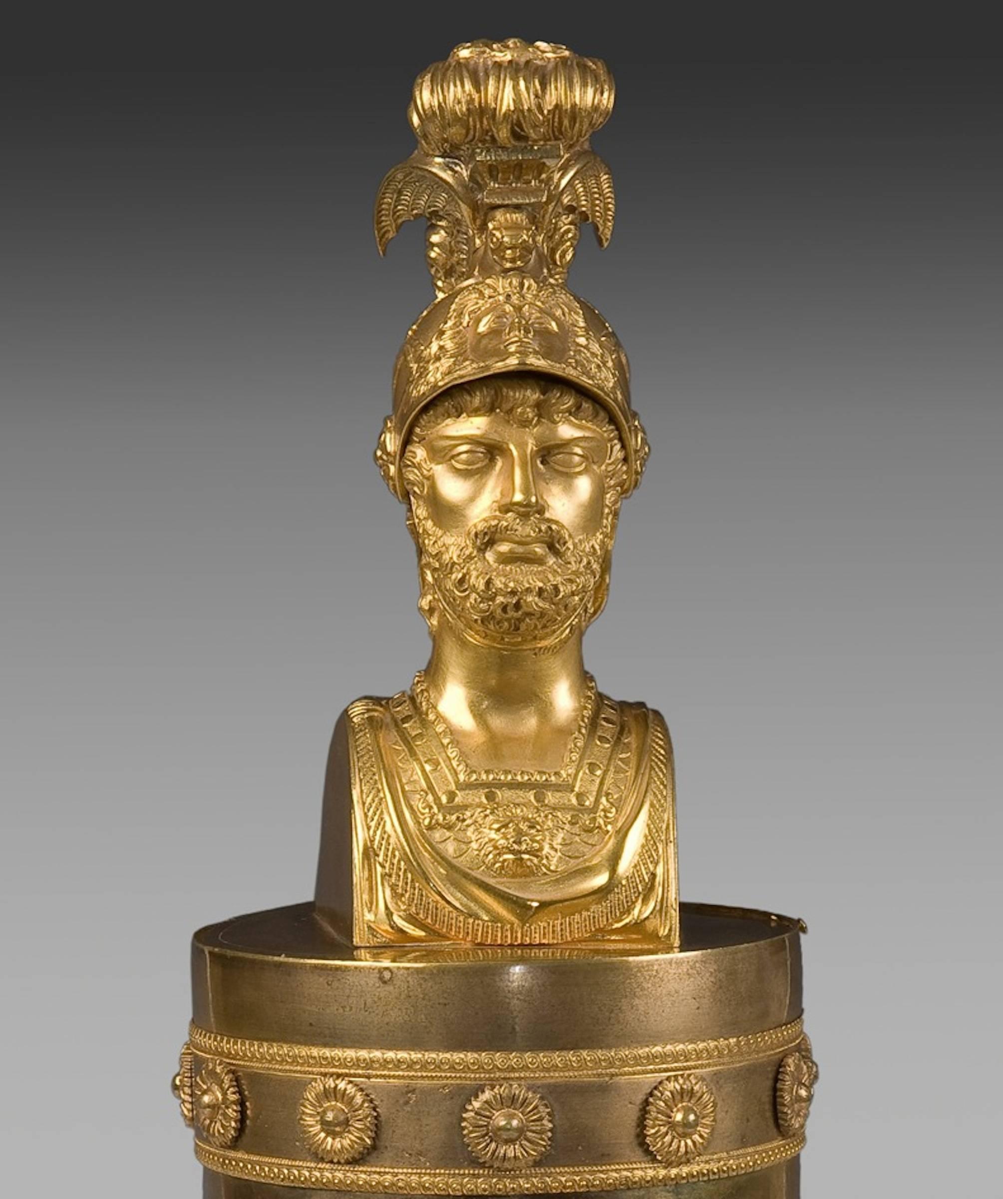 An Empire gilt bronze clock mantel, circa 1800.
The case surmounted by an Alexander the great bust.
Dial signed: ”Rocquet à Paris”.

Measured: Height: 45 cm.
Depth: 18 cm.
