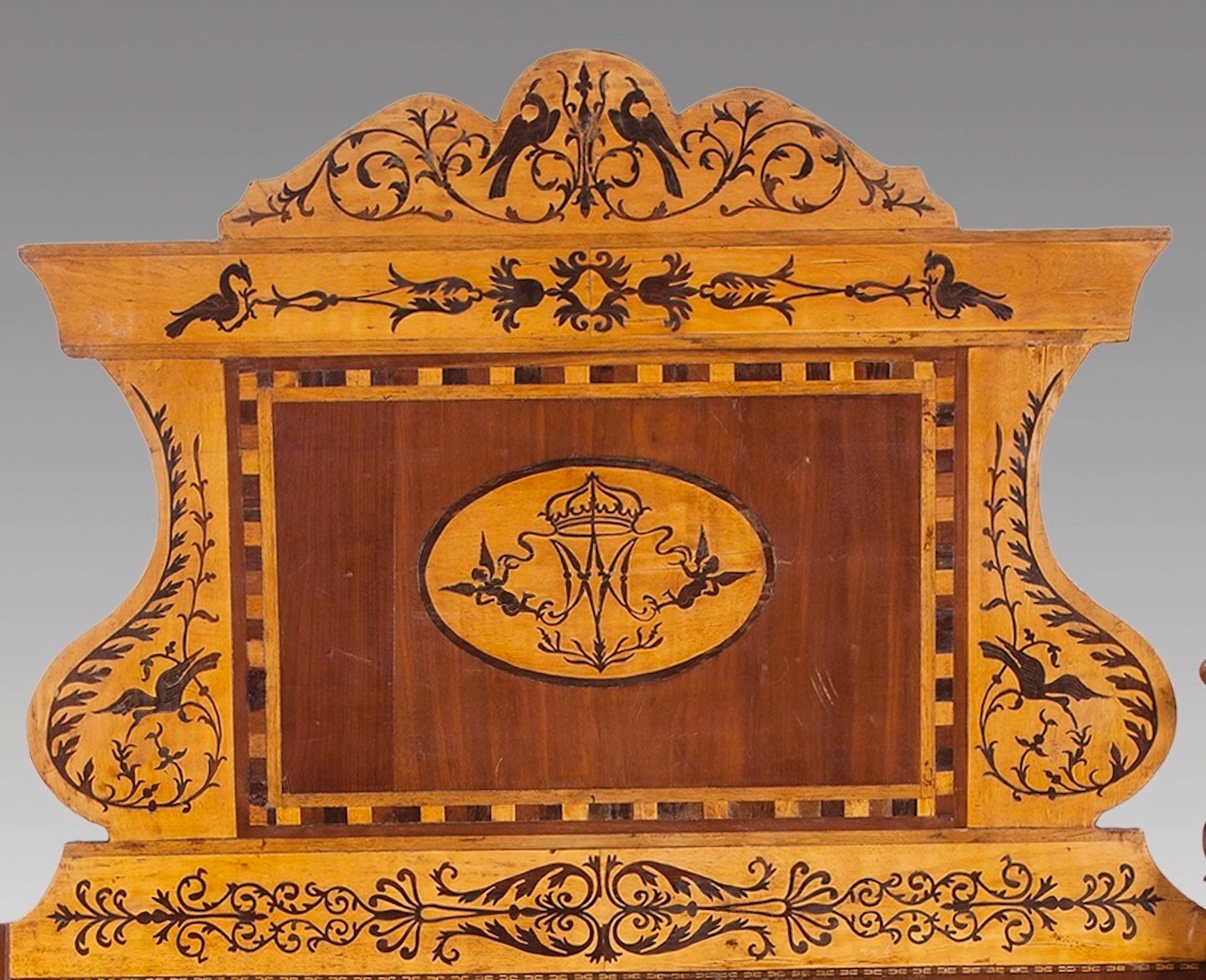 four-poster bed in mahogany from Majorque (Spain).
Hedboard in palosanto, mahogany and lemongrass marquetry,
circa 1850.

Interior measures:
Length: 179 cm. (can be expanded).
Width: 108 cm.