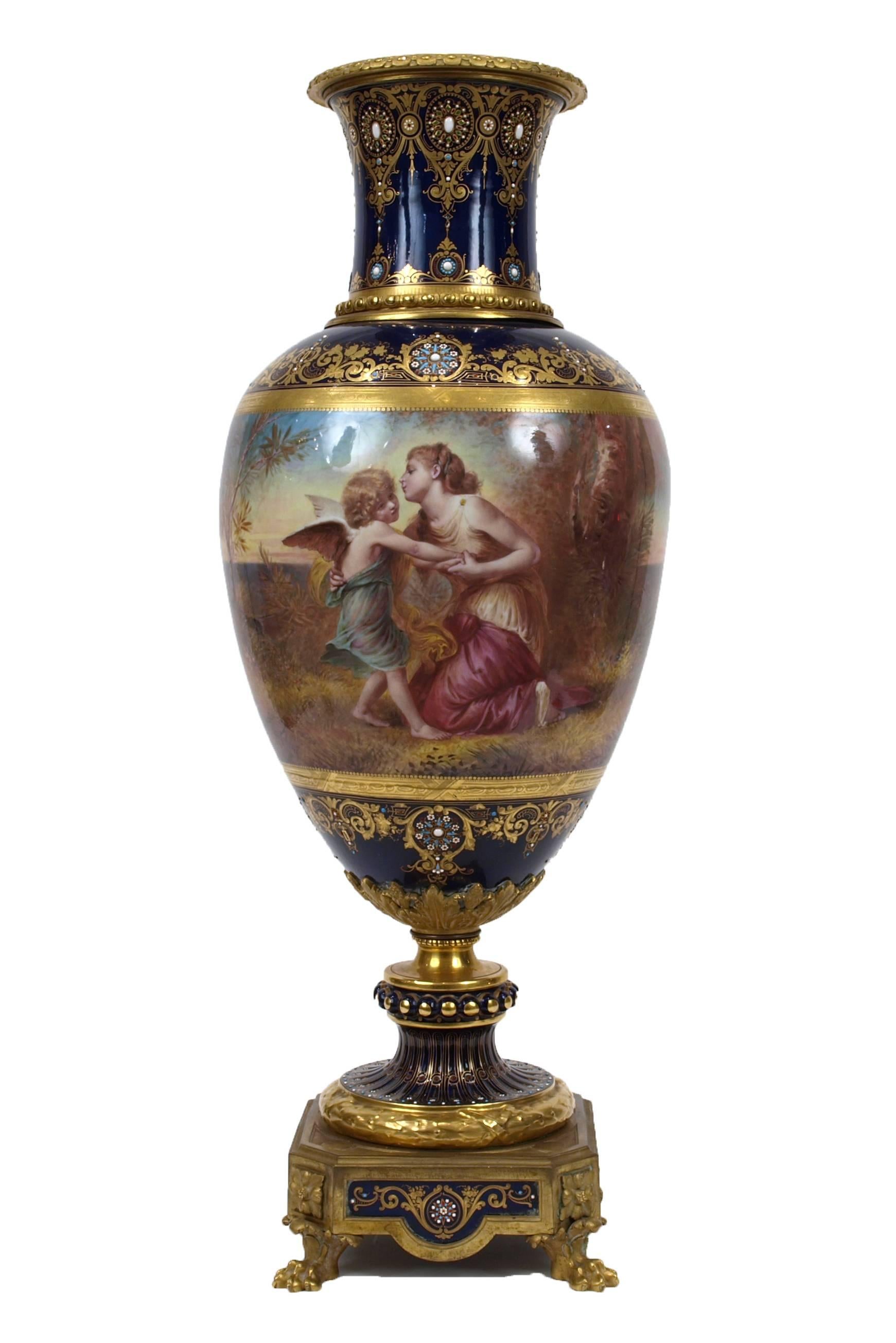Neoclassico Vaso di porcellana di Sèvres con montatura in ormù molto fine in vendita