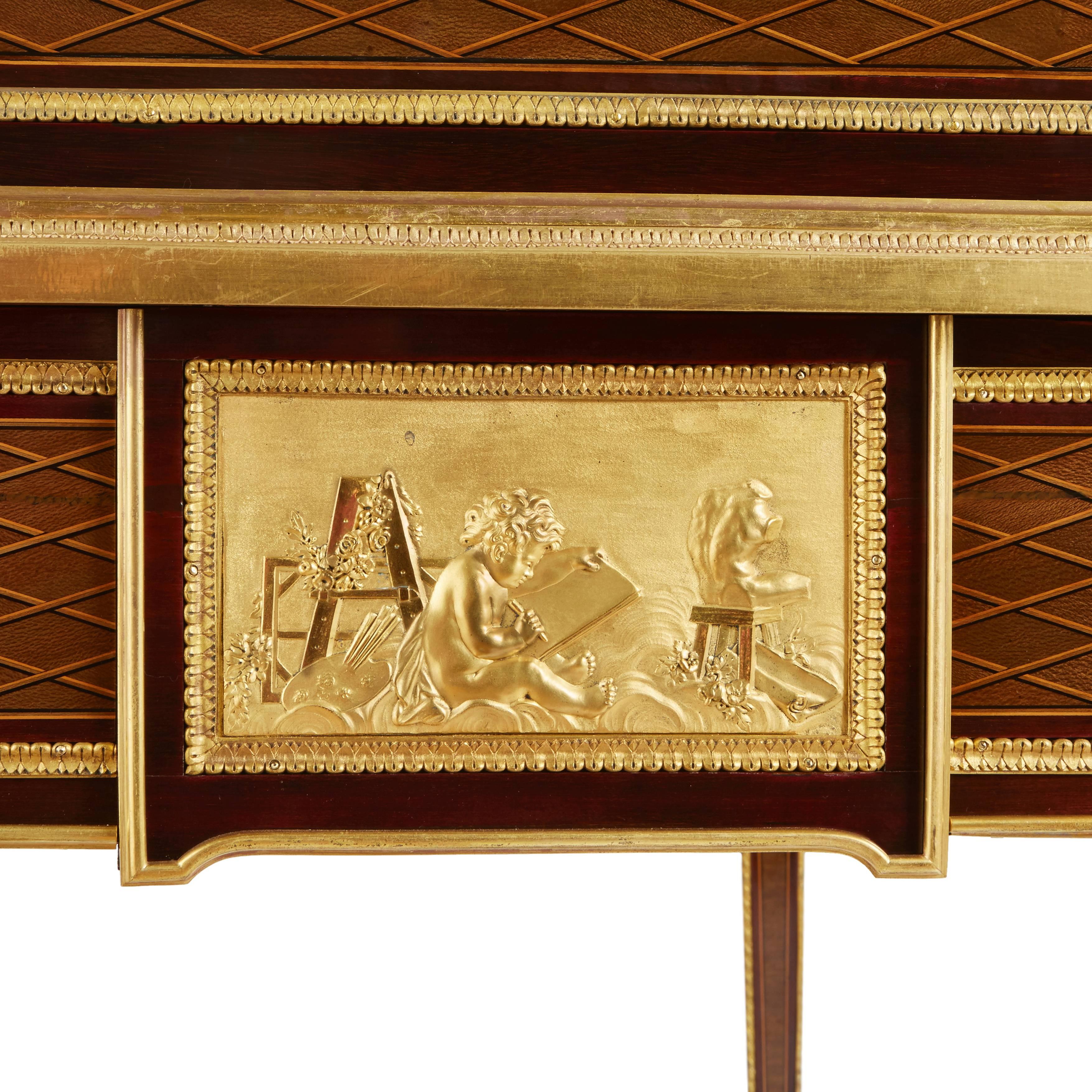 Français Bureau à plateau roulant en marqueterie monté en bronze doré attribué à P. Bernard en vente