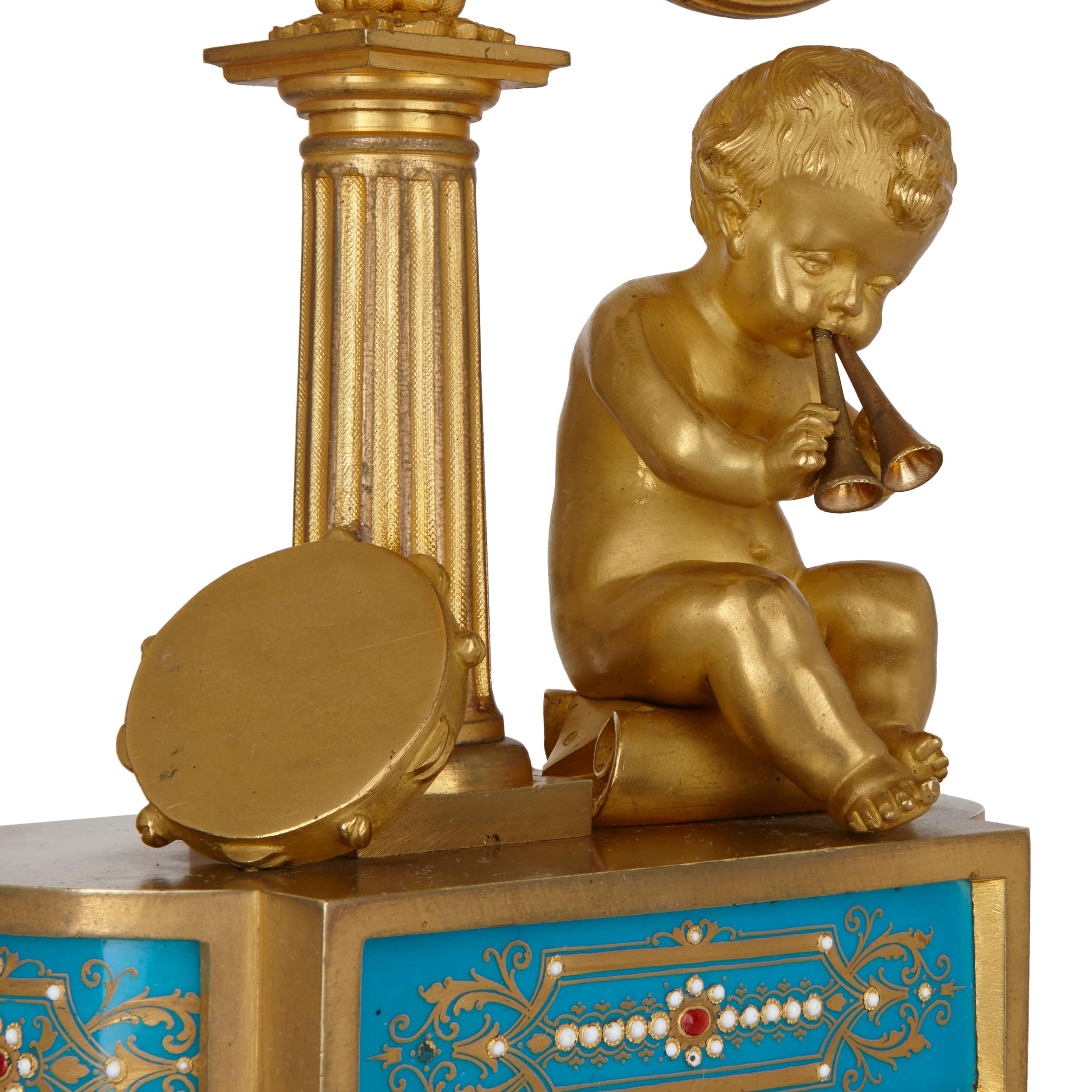 Antikes französisches dreiteiliges Uhren-Set aus Porzellan mit Goldbronze-Montierung (Gemalt) im Angebot