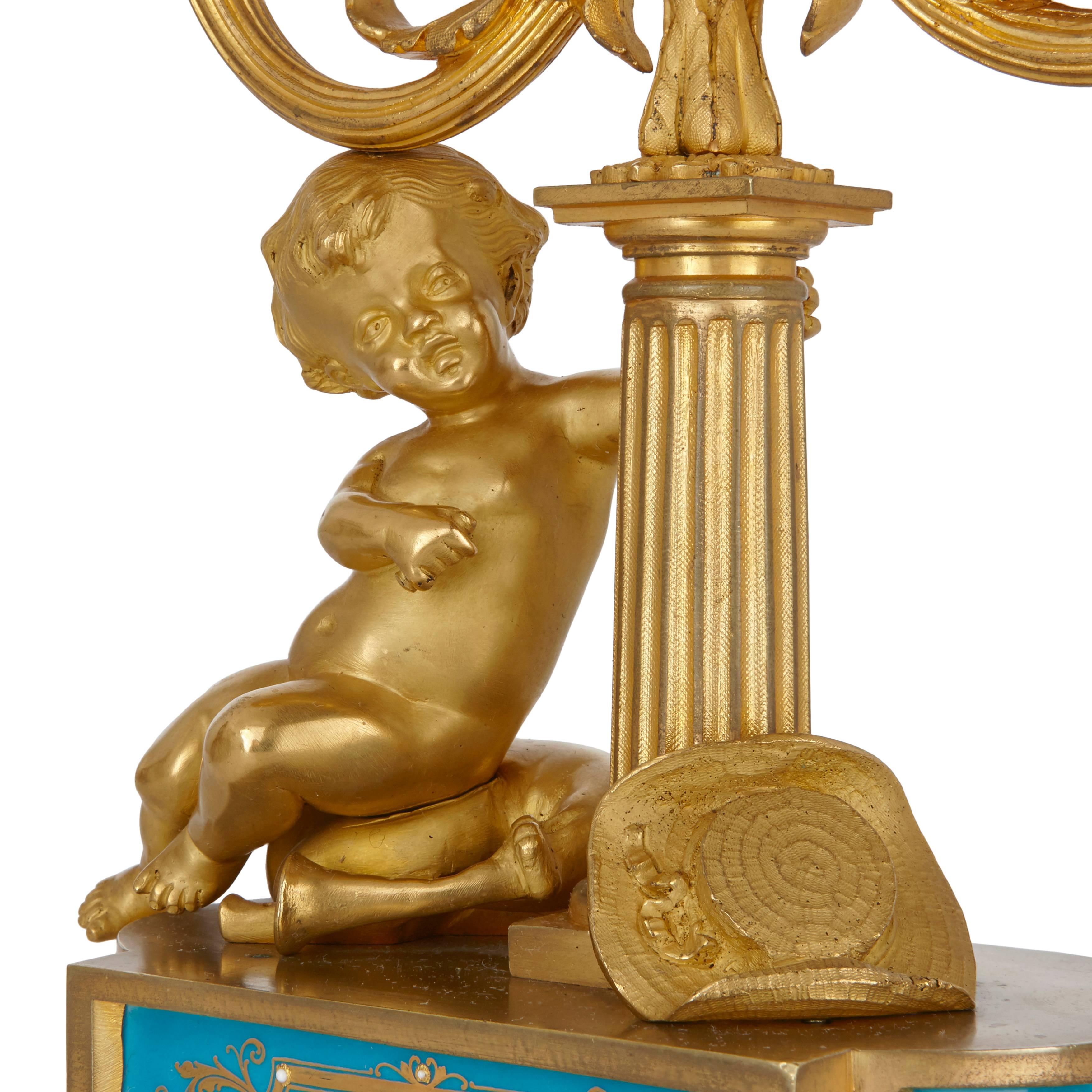 Antikes französisches dreiteiliges Uhren-Set aus Porzellan mit Goldbronze-Montierung im Zustand „Gut“ im Angebot in London, GB