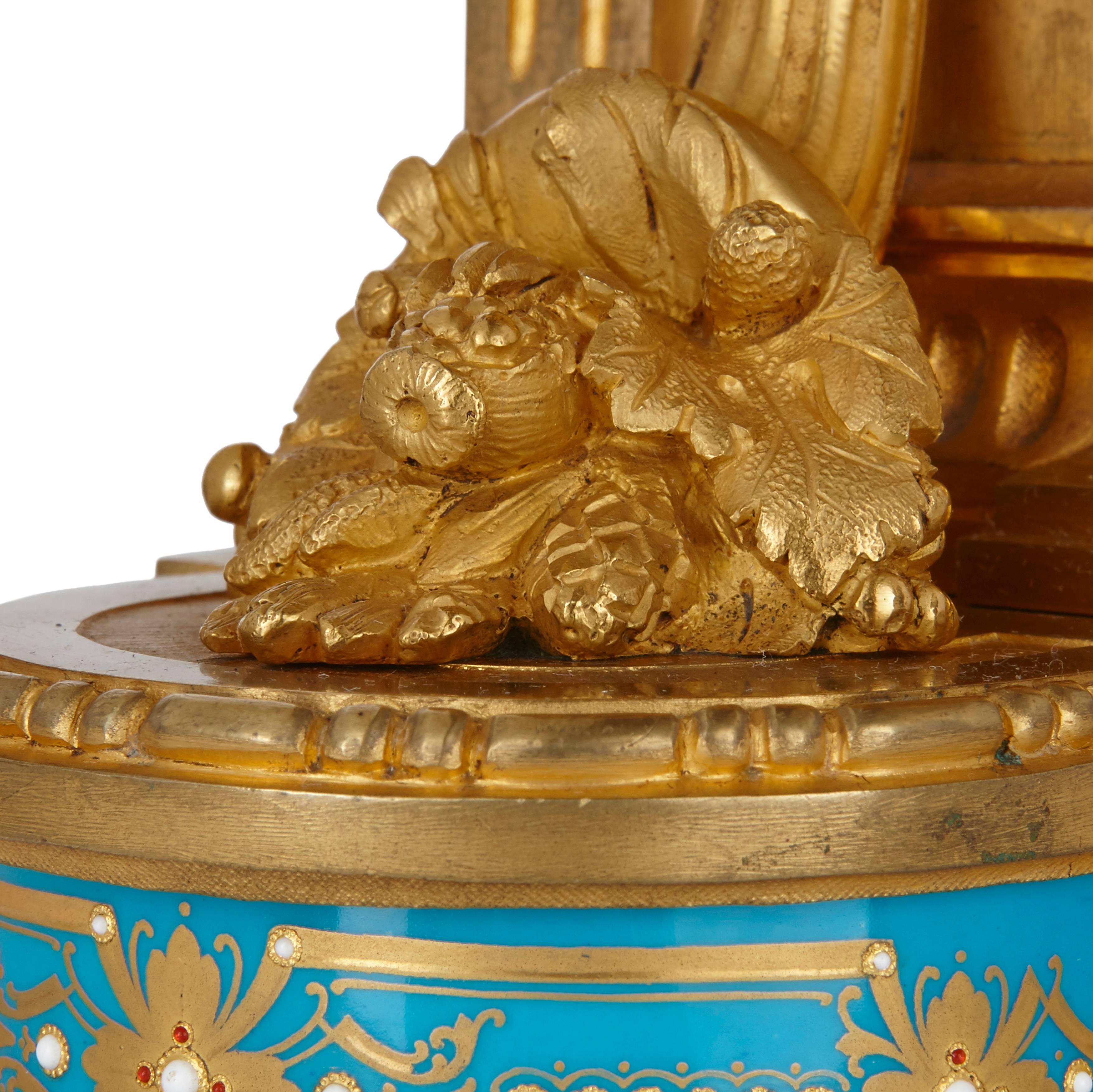 Antikes französisches dreiteiliges Uhren-Set aus Porzellan mit Goldbronze-Montierung (Französisch) im Angebot
