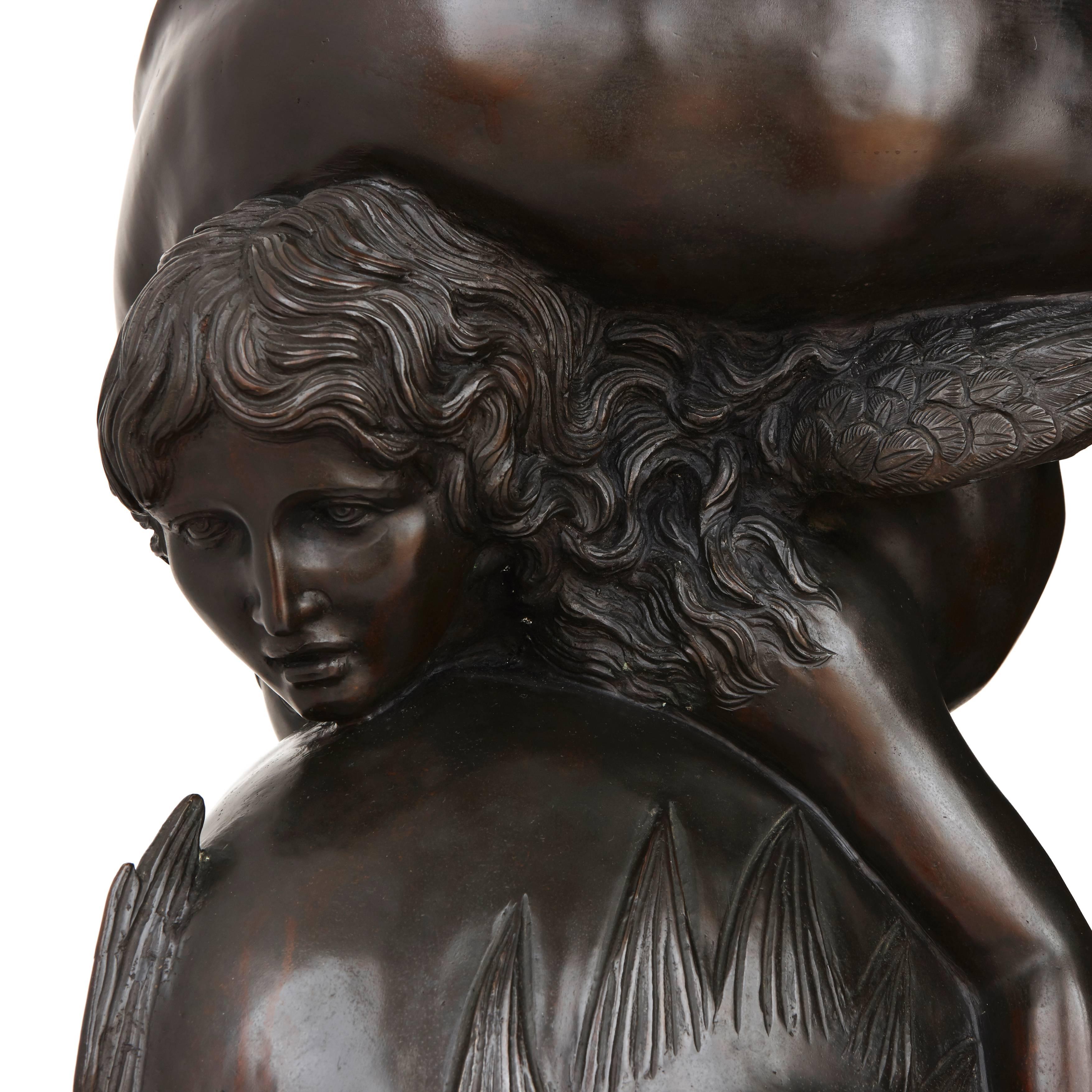 Français Sculpture figurative ancienne en bronze d'Amore avec un dauphin en vente